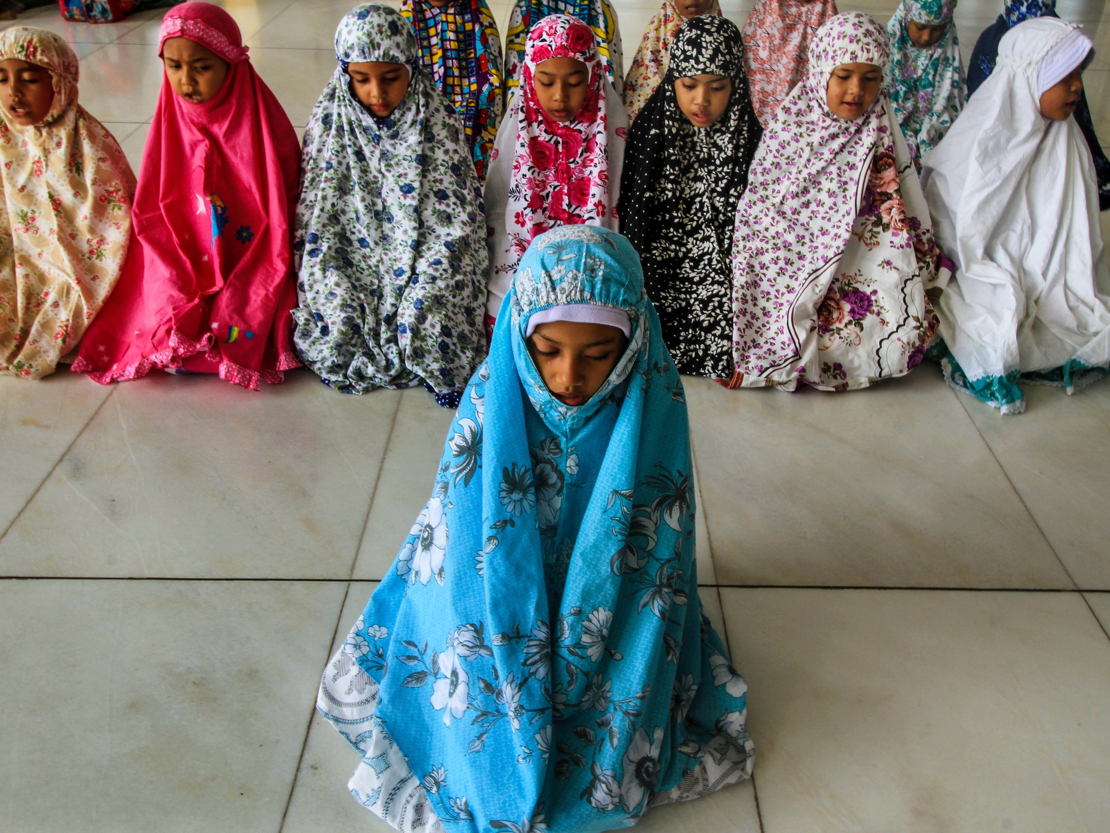 Sejumlah anak mengikuti latihan salat dhuha di Taman Pendidikan Anak (TPA) Islamic Centre, Lhokseumawe, Aceh.