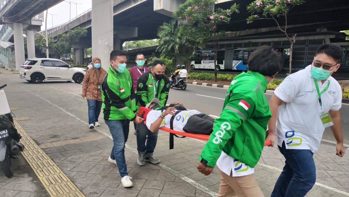 Pengemudi Ojol mendapatkan pelatihan P3K oleh RS Pertamina Jaya