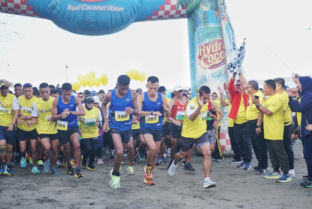 Kemenpora menggelar Beach Trail Run di Pelabuhan Ratu, Sukabumi, Jawa Barat. 