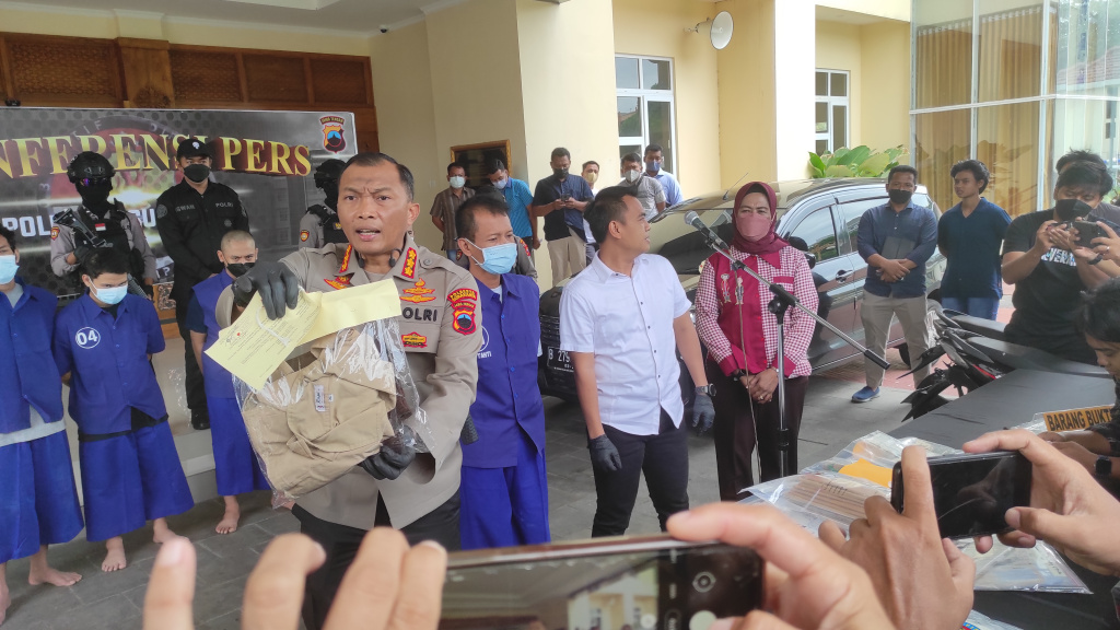 Kapolresta Surakarta Kombes Iwan Saktiadi memperlihat dokumen STNK palsu mobil Suzuki Ertiga nopol B 2798 UFO. 