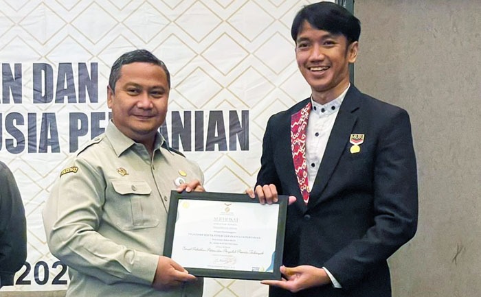 Direktur Polbangtan Bogor, Detia Tri Yunandar (kiri) menerima Sertifikat Rekor MURI dari Wakil Direktur MURI.