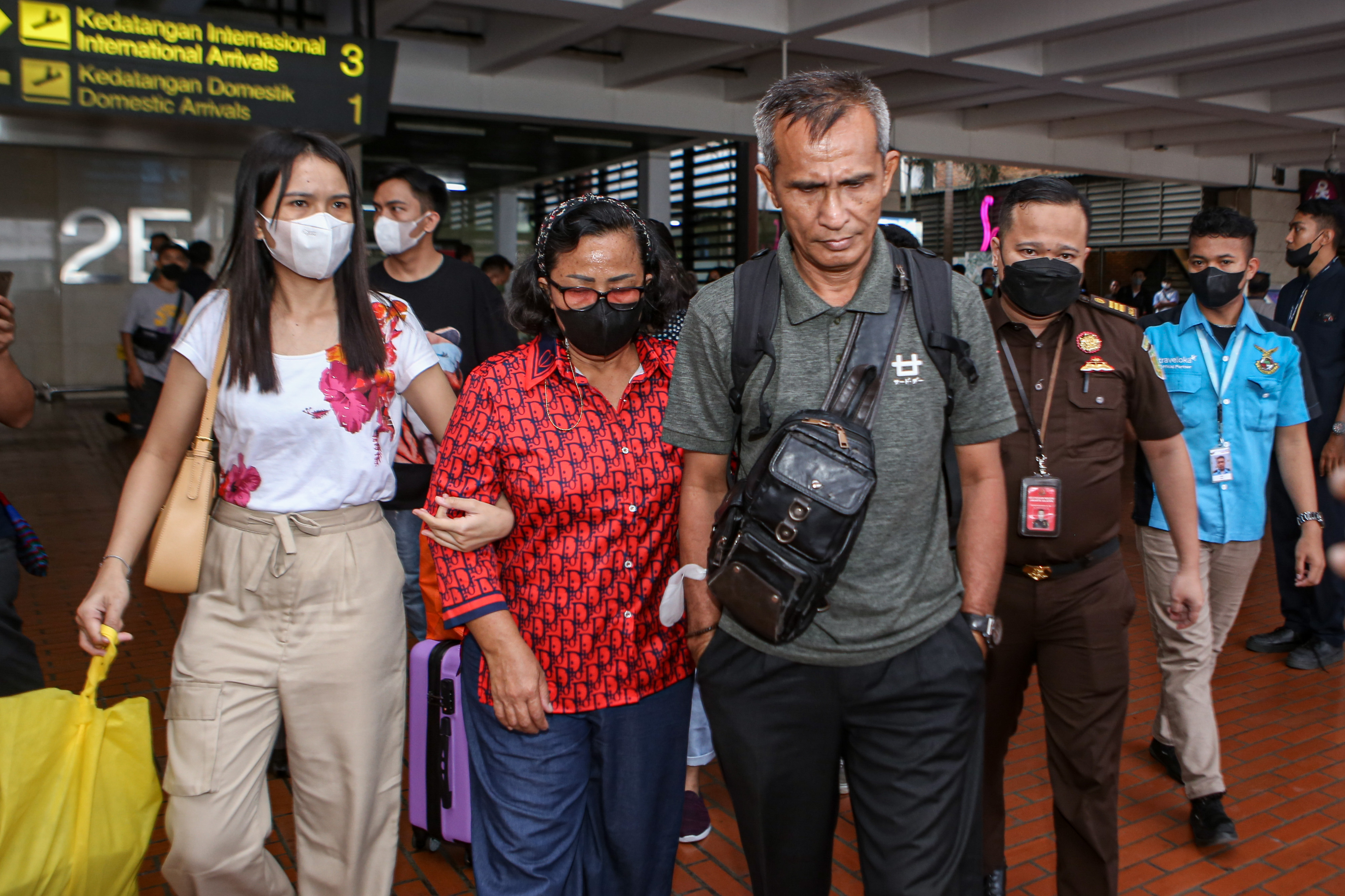 Ayah mendiang Brigadir Nofriansyah Yosua atau Brigadir J, Samuel Hutabarat (ketiga kanan) Ibu Brigadir J, Rosti Simanjuntak (kedua kiri)