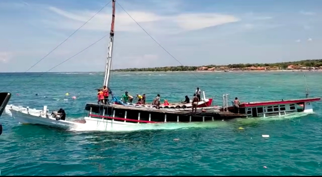 KM. Mila Safari Indah tenggelam di Pelabuhan Gayam, Pulau Sapudi, Kabupaten Sumenep, Jawa Timur, Senin (31/10).