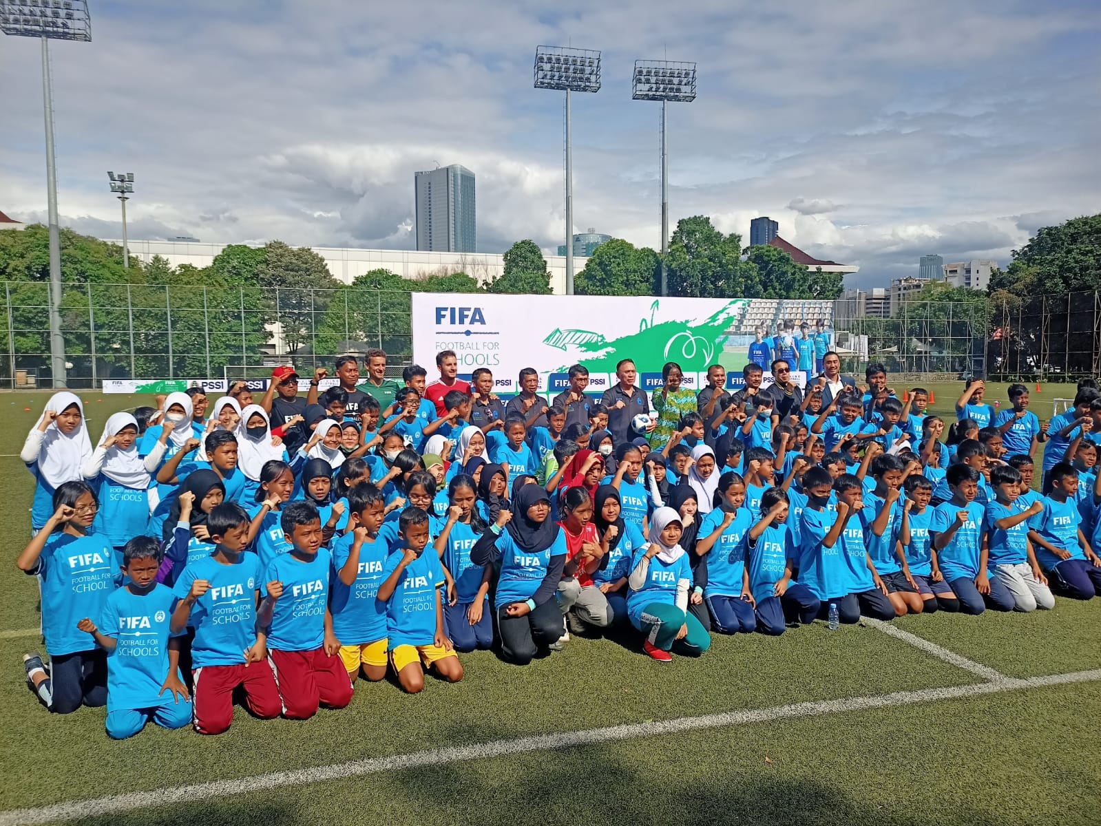 Upaya regenerasi pemain melalui acara FIFA Football for School di Lapangan Rugby Senayan, Jakarta, Jumat (28/10/2022)