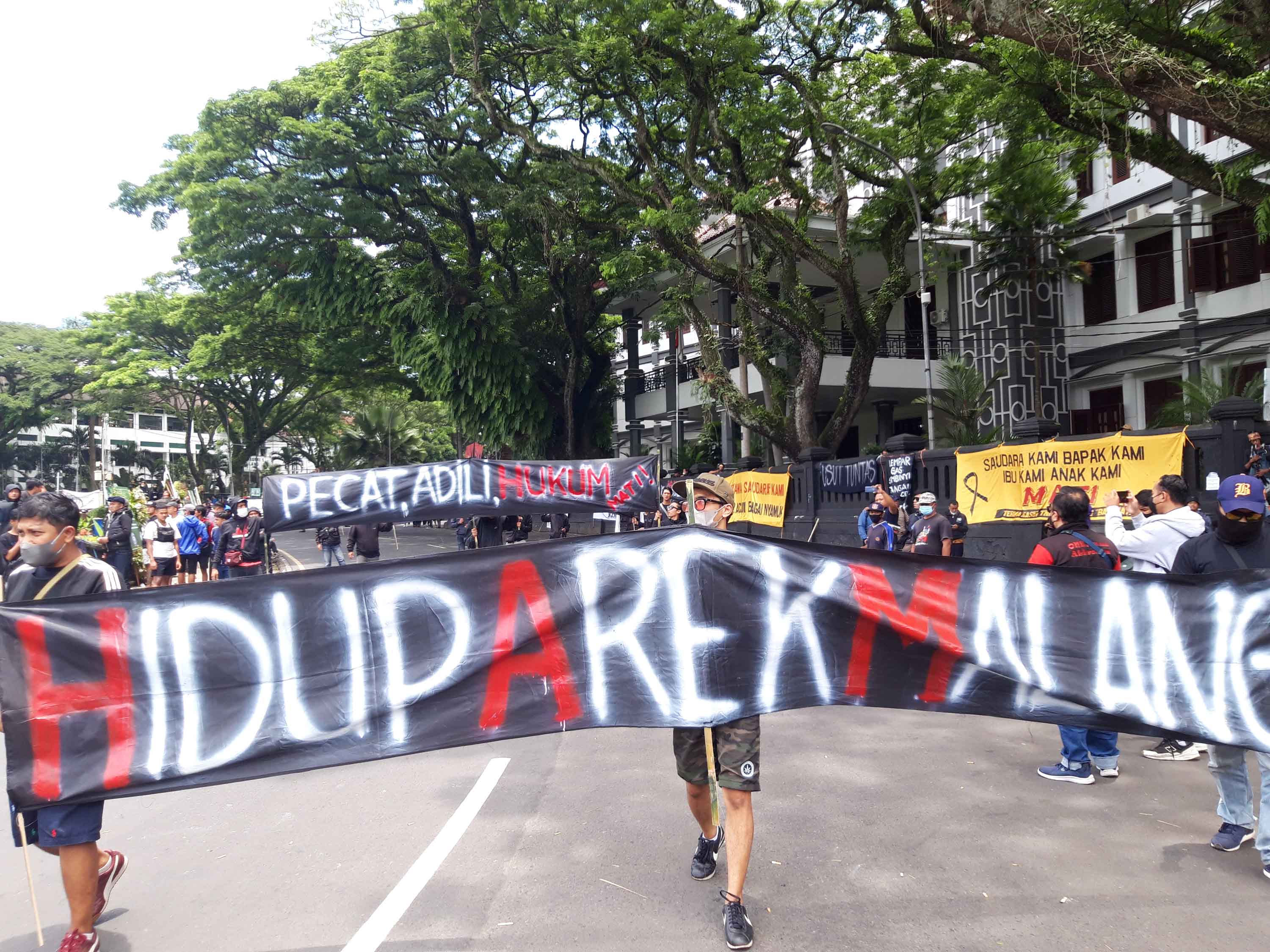 Sejumlah suporter Arema FC yang dikenal dengan sebutan Aremania berunjuk rasa di Alun-alun Tugu, Kota Malang, Jawa Timur, Kamis (20/10).