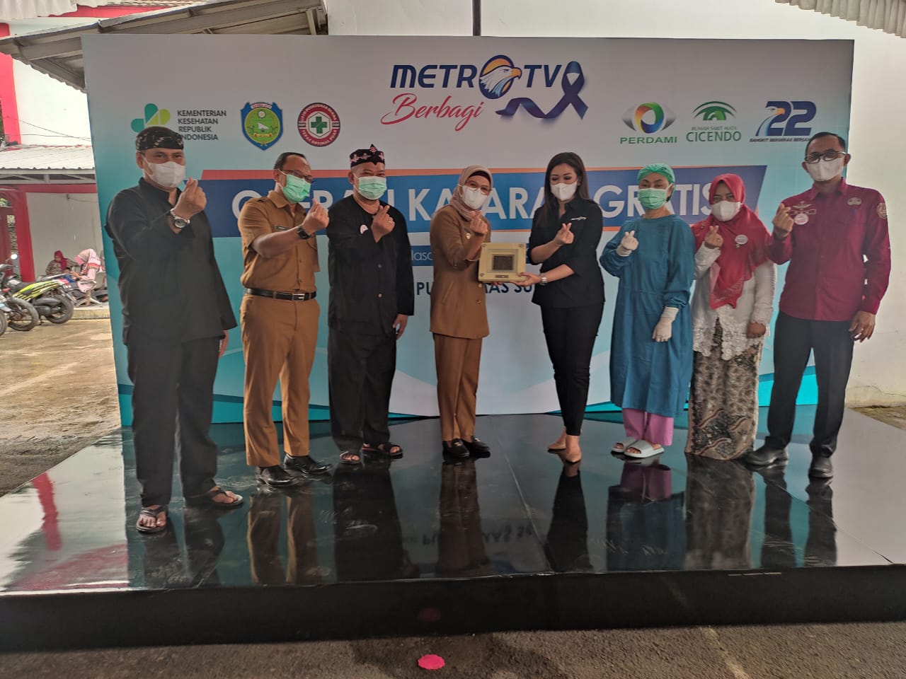Bupati Indramayu, Nina Agutina Da'i Bachtiar bersama Head of Corporate Communications Metro TV, Fifi Aleyda Yahya, menghadiri bakti sosial b