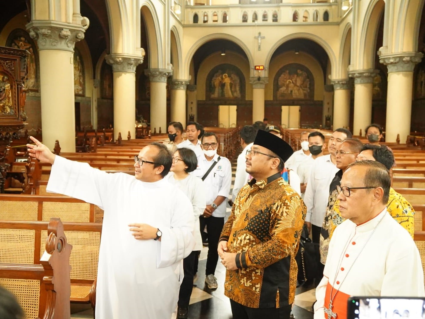 Menteri Agama Yaqut Cholil Qoumas hari ini menyerahkan bantuan untuk Gereja Santa Perawan Maria Diangkat ke Surga, Paroki Katedral Jakarta. 