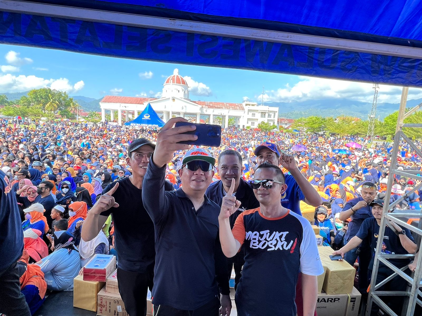 Ribuan orang ikut jalan sehat Restorasi DPW Partai NasDem Sulsel diKota Palopo, Sulsel, Minggu (23/10)