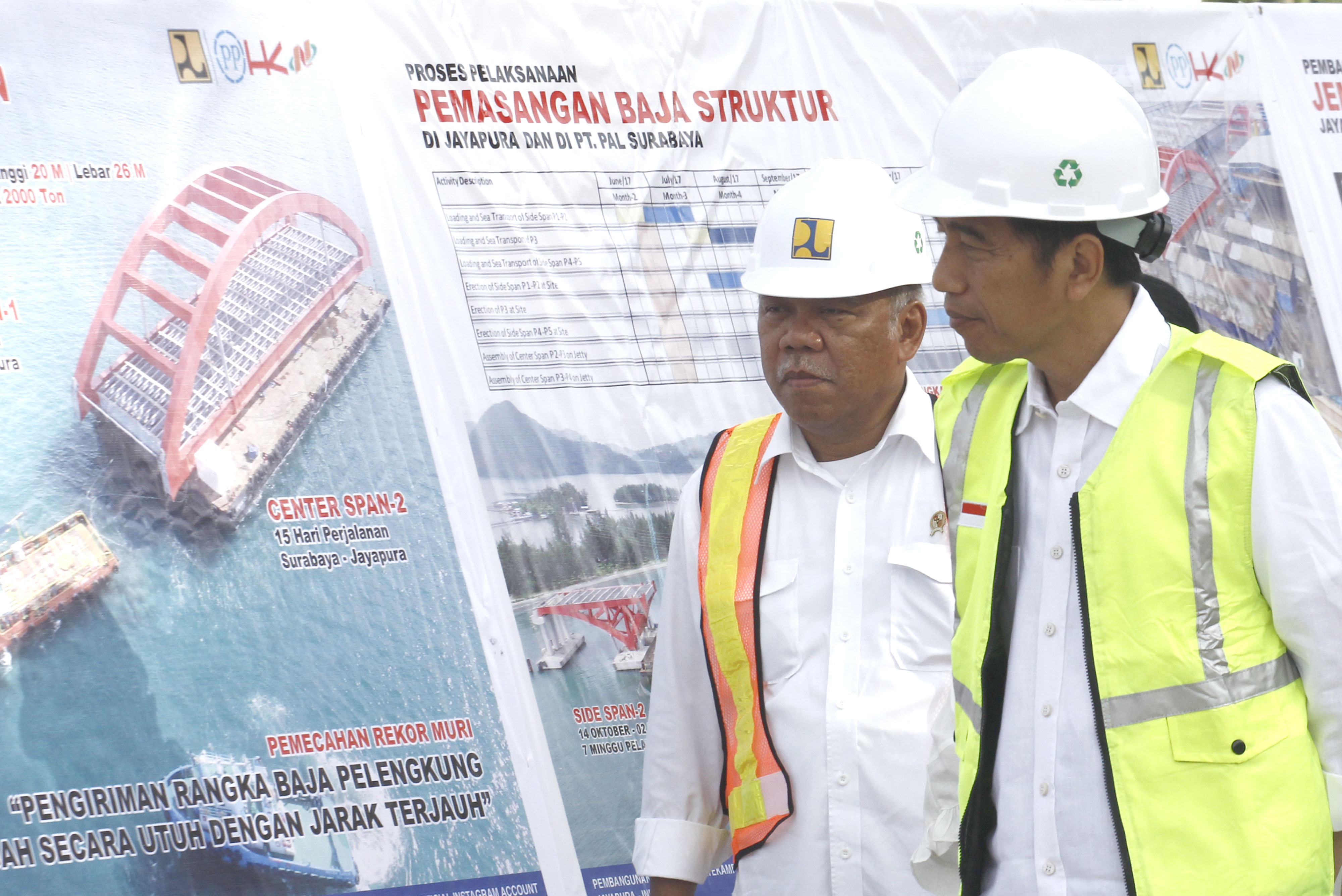 Momen Presiden Joko Widodo meninjau pembangunan infrastruktur di Papua