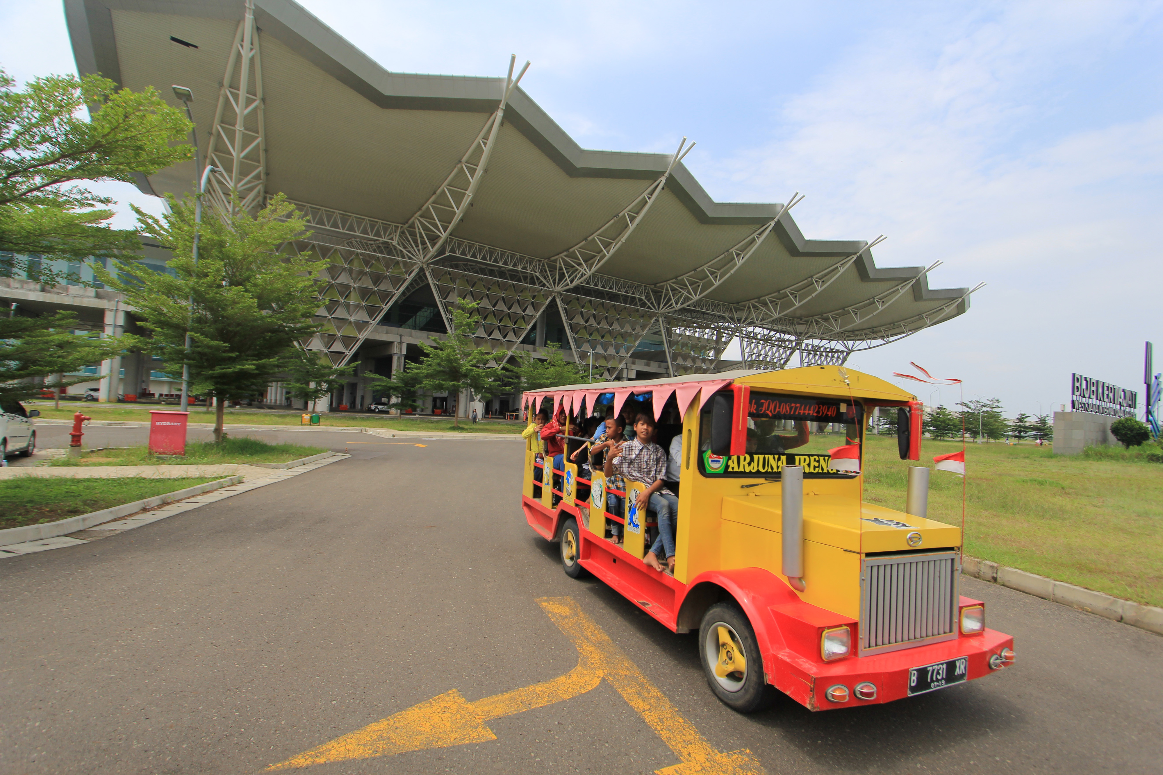 Kereta odong-odong melintas di sekitar Bandara Kertajati Majalengka, Jawa Barat,