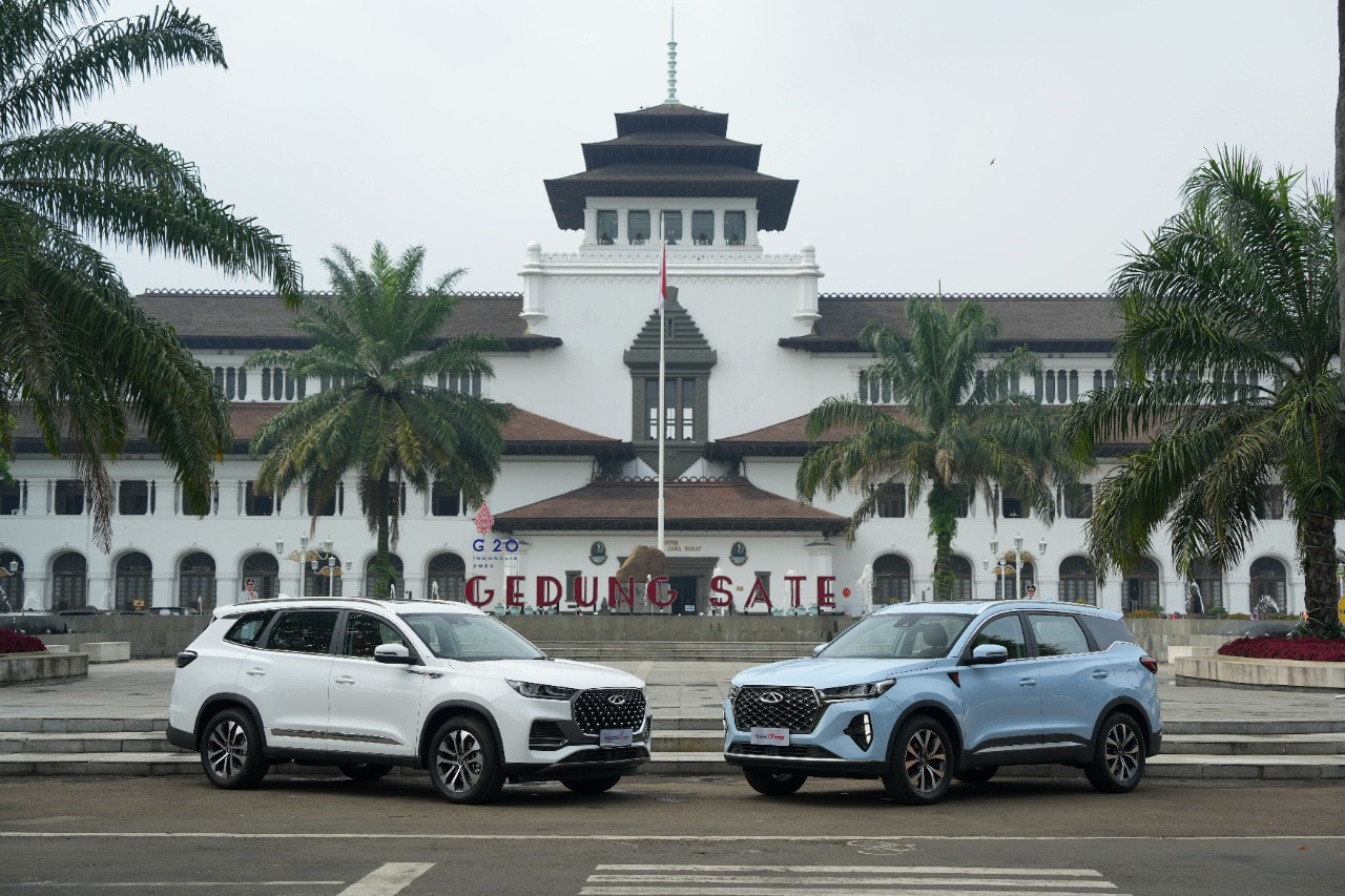 Dua SUV andalan PT Chery Sales Indonesia, Tiggo Pro 7 dan Pro 8 terparkir di halaman Gedung Sate Bandung, Jawa Barat, Jumat (21/10).