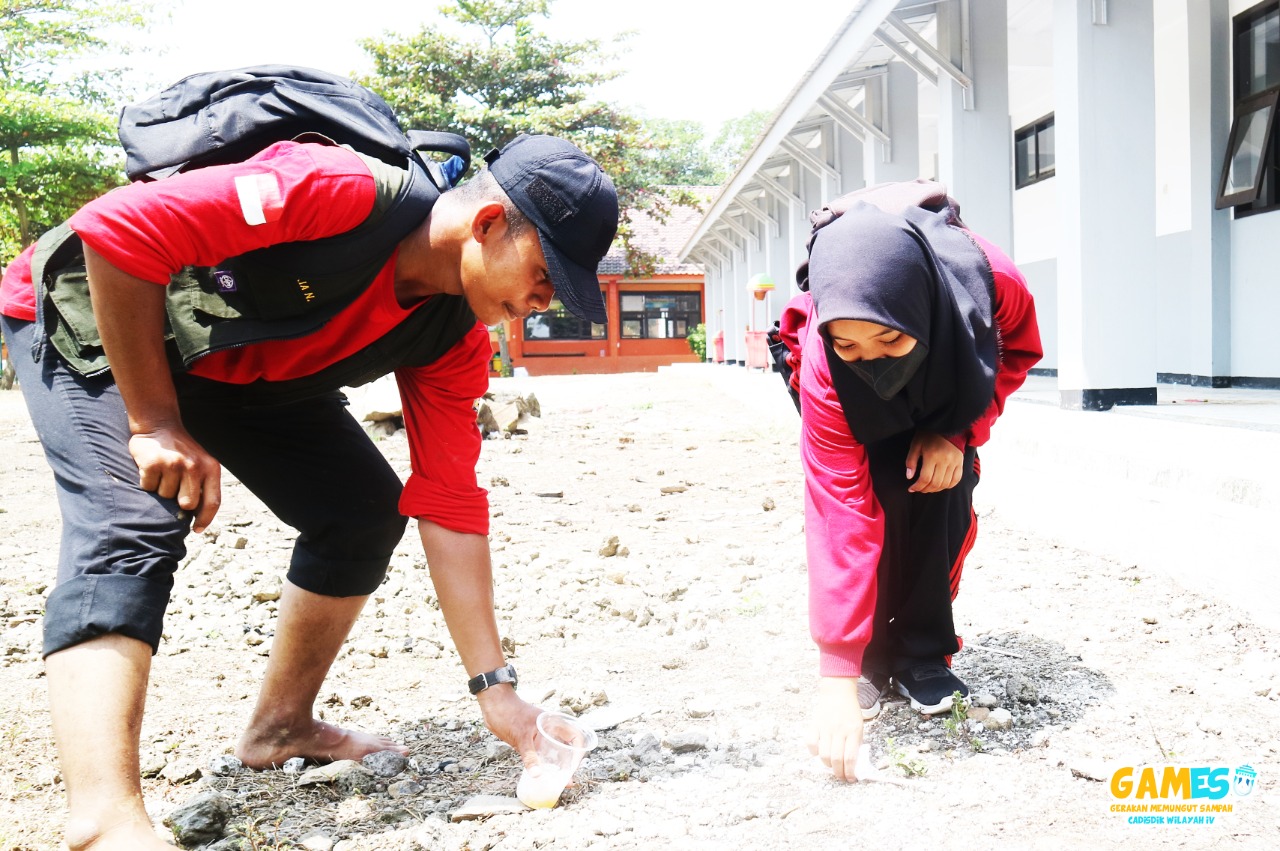 Guru dan siswa di salah satu sekolah di Subang melakukan aksi pungut sampah