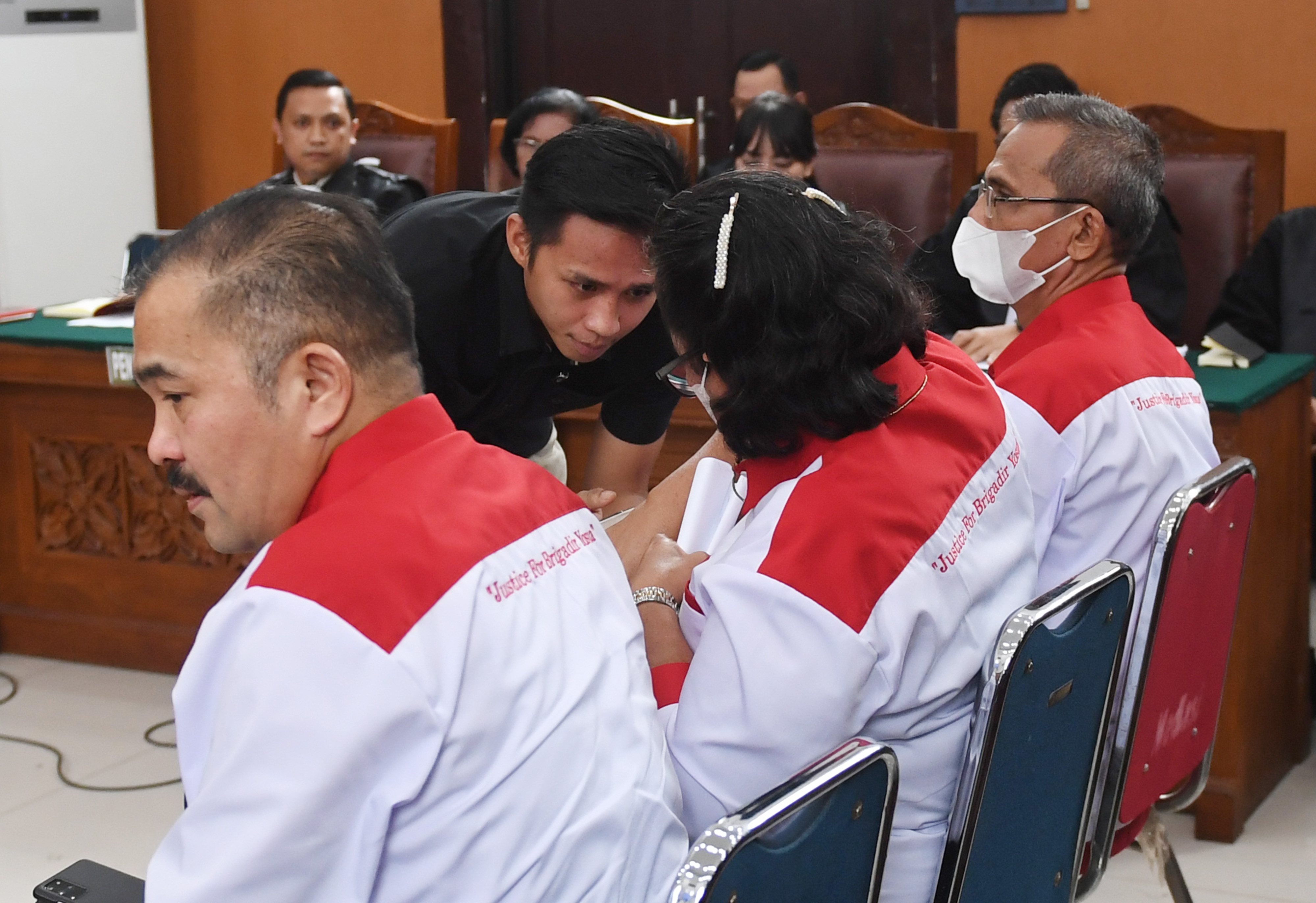 Terdakwa kasus pembunuhan Brigadir J, Bharada E sungkem kepada ibu korban Rosti Simanjuntak sebelum sidang di PN Jaksel, Selasa (25/10).