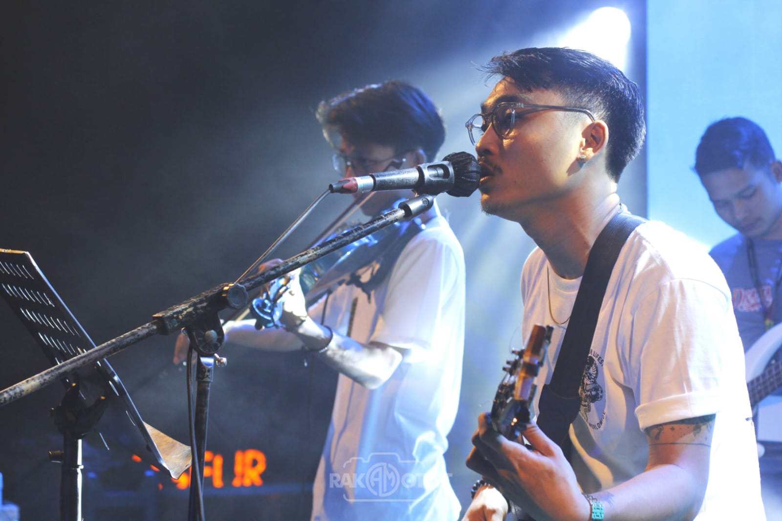 Musisi Alfiansyah atau Aloff saat menampilkan lagu yang ada dalam mini album 