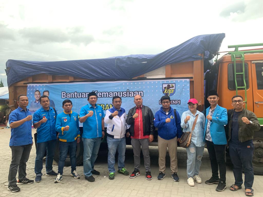 Ketum DPP KNPI, Haris Pertama dan rombongan dari Jakarta memberikan donasi 20 ton semen untuk masyarakat korban gempa bumi di Taput