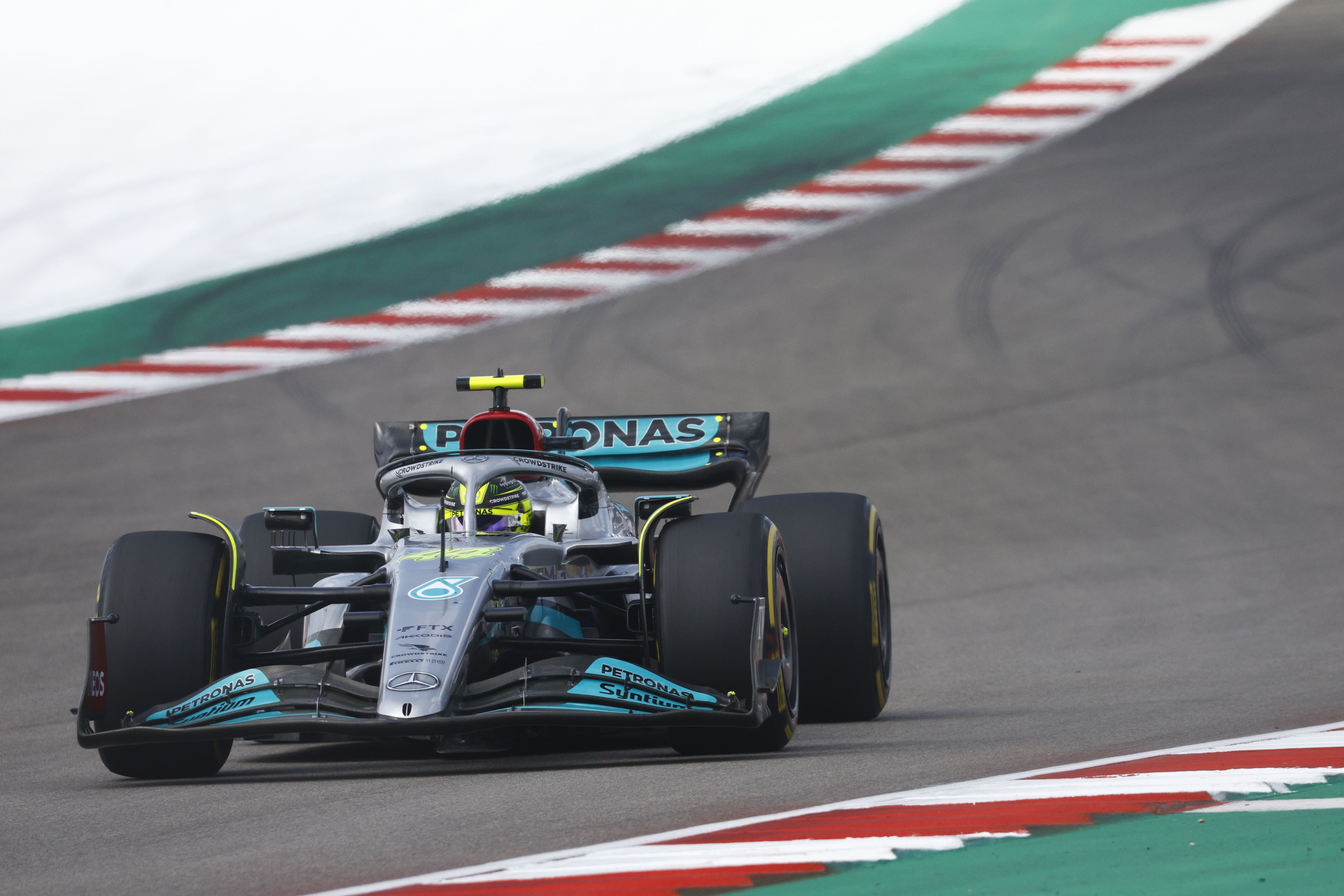 Pembalap tim Marcedes Lewis Hamilton dengan kendaraan Mercedes W13 melaju di Sirkuit The Americas, Austin, Texas, AS, Minggu (23/10).