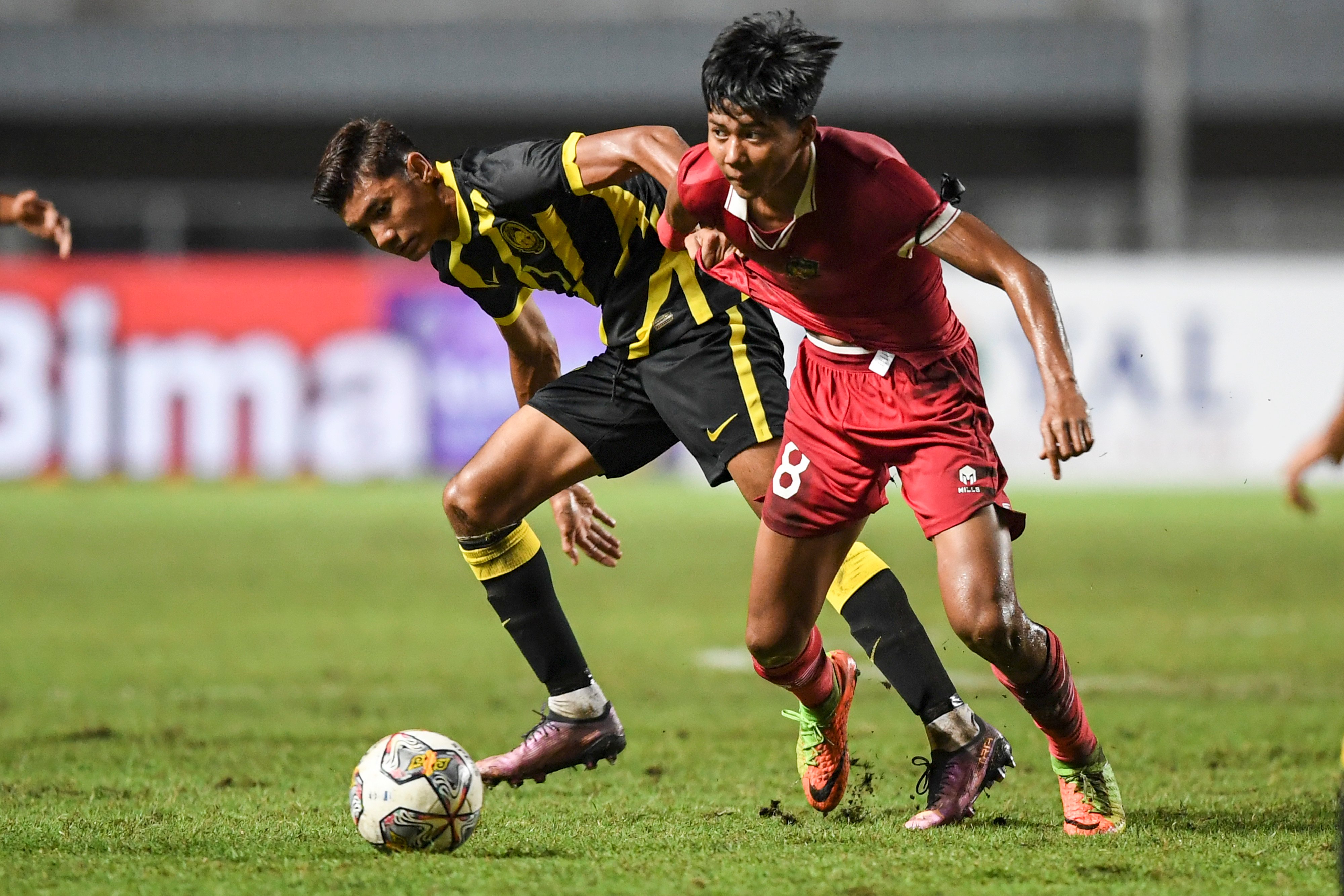 Pemain Tim Indonesia U-17, Arkhan Kaka (kanan) berebut bola dengan pemain Malaysia U-17 dalam laga di Stadion Pakansari, Minggu (9/10). 