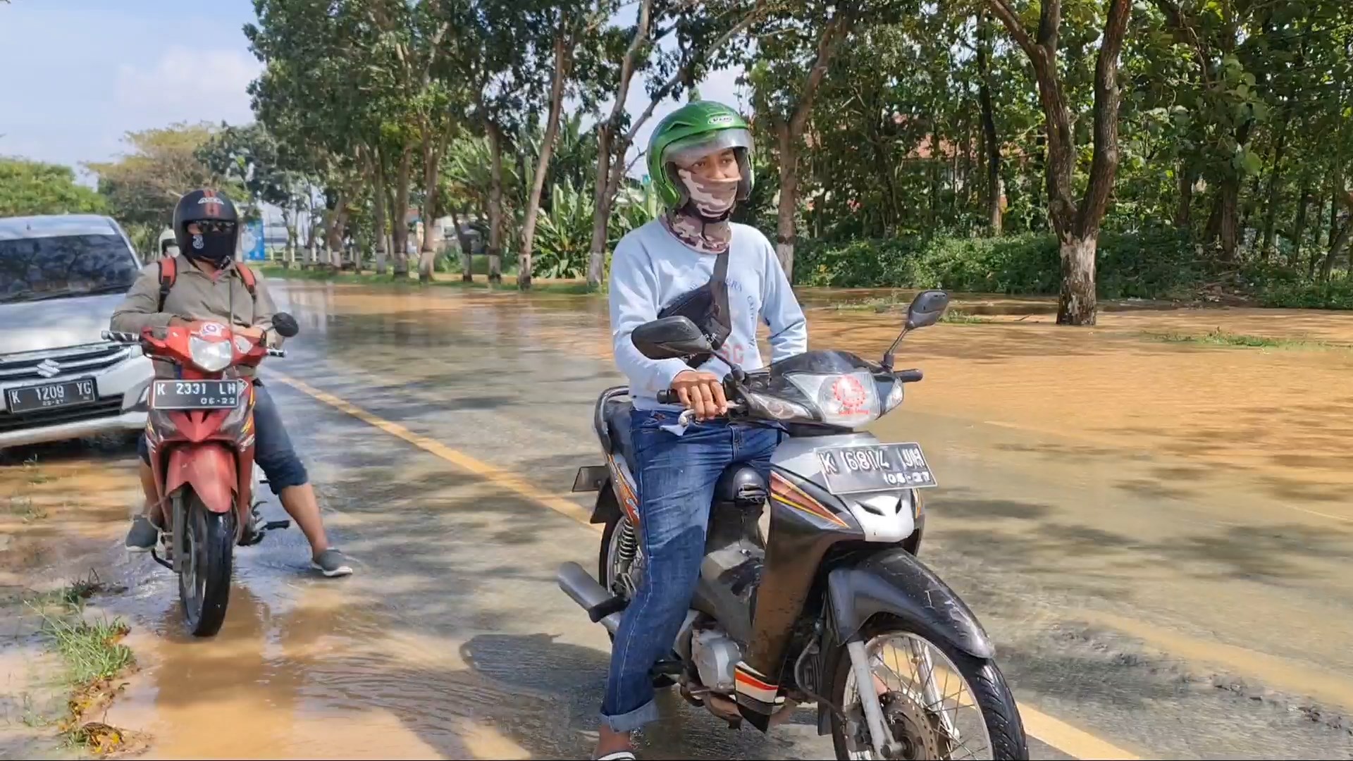  Warga ragu melintas karena kondisi banjir di jalur pantura Pati-Rembang turut Desa Widorokandang, Kecamatan Pati, Kabupaten Pati, Jateng.