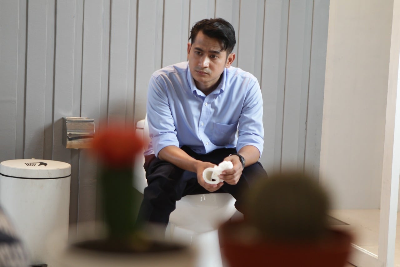 Ilustrasi. Penderita wasir tengah berada di dalam toilet. 