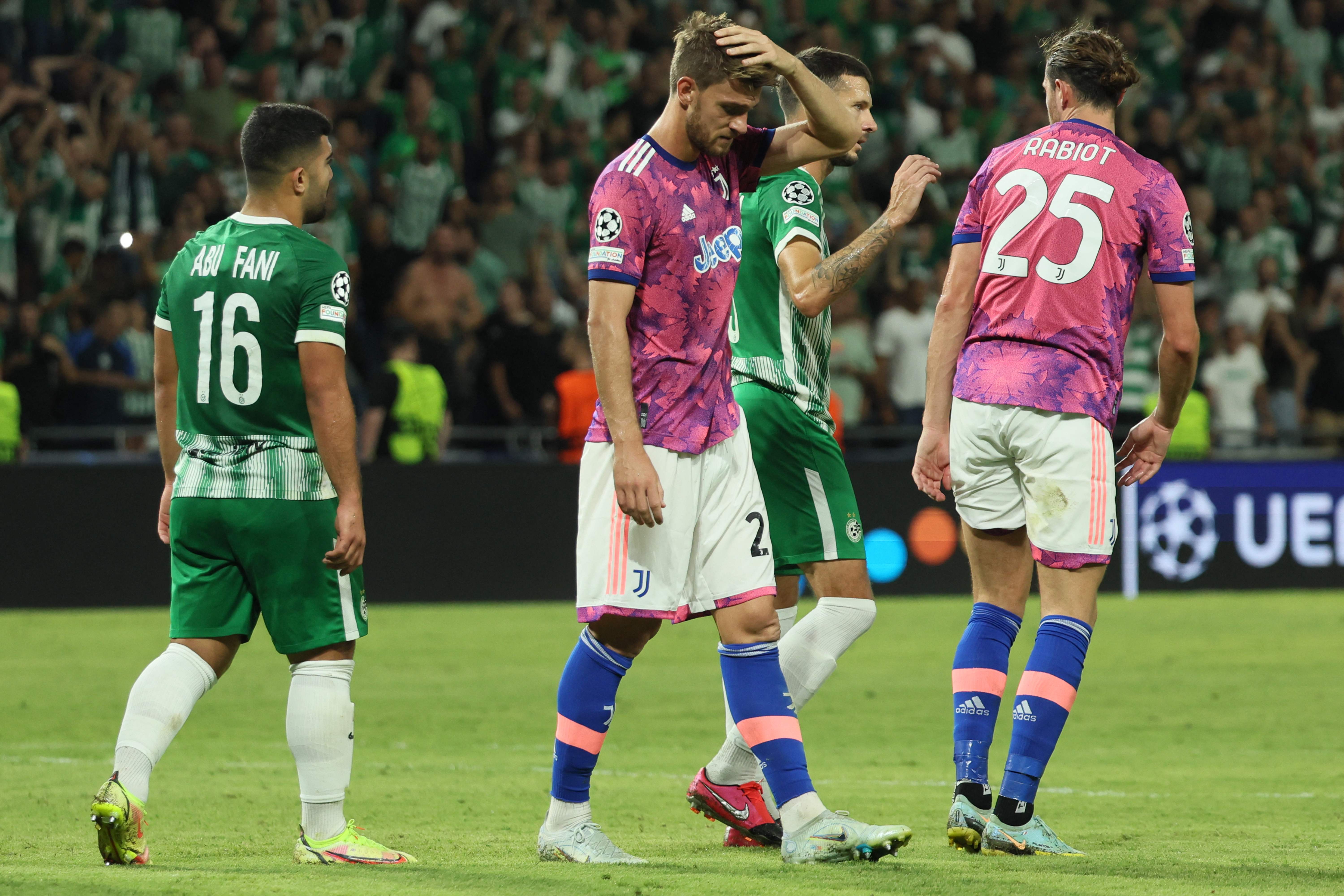 Para pemain Juventus bereaksi usai laga Liga Champions melawan Maccabi Haifa