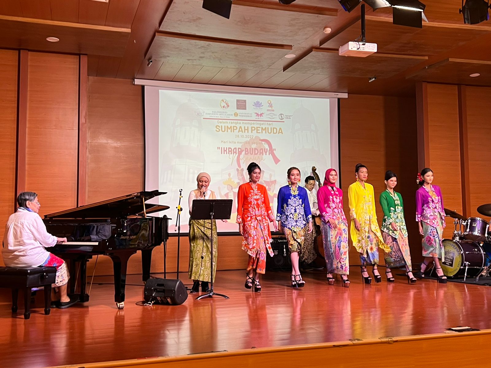 Fashion Show dalam rangkaian Ikrar Budaya Nusantara yang digelar Yayasan Krida Dhari memperingati Hari SUmpah Pemuda