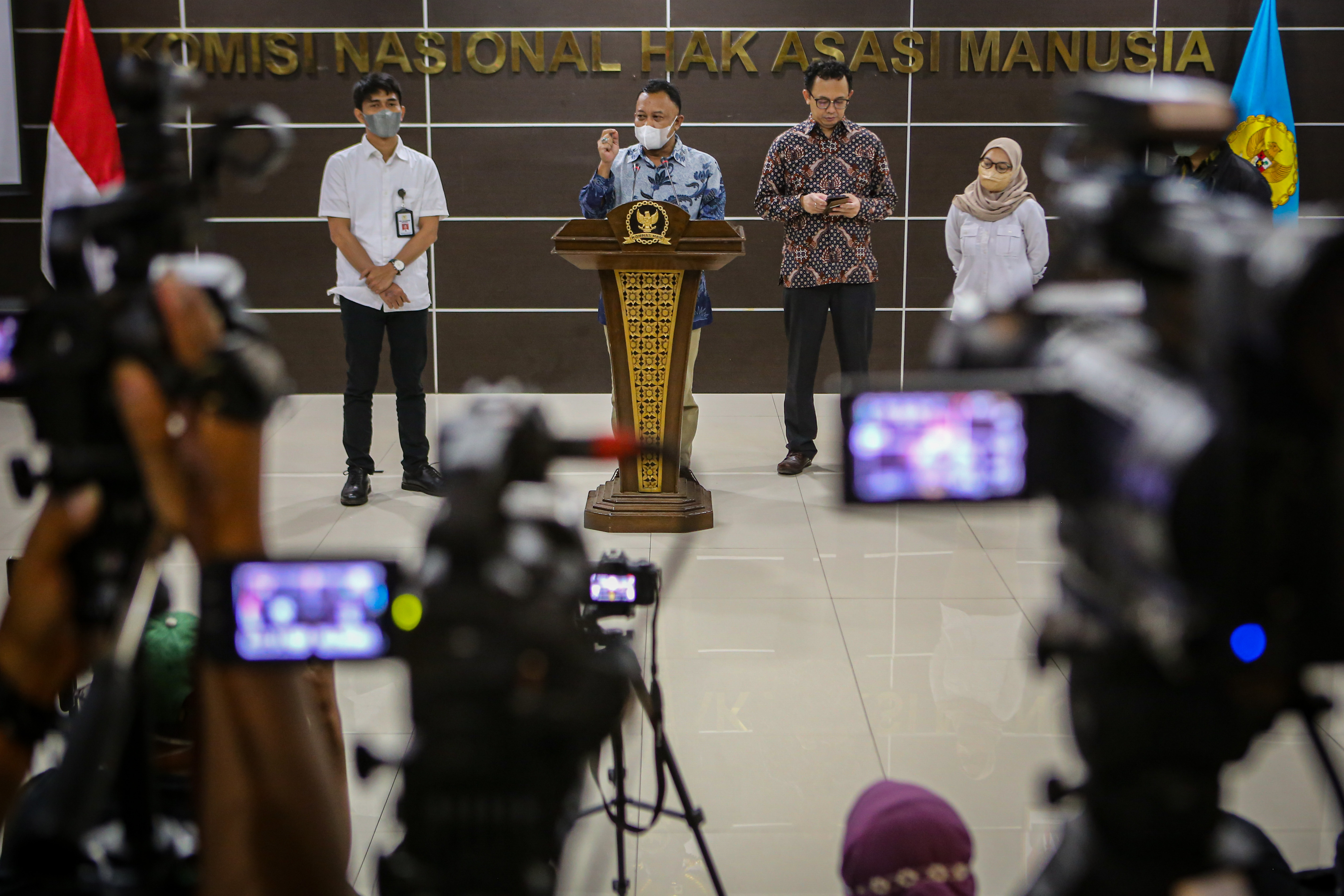 Komisioner Komnas HAM M Choirul Anam (kedua kanan) dan Beka Ulung Hapsara (kedua dari kiri) memberi keterangan, Rabu (19/10).