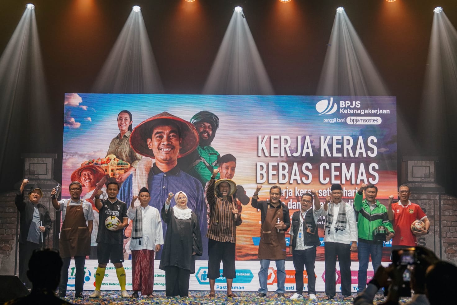Drama musikal yang menggambarkan kegelisahan para pekerja saat mengalami kecelakaan kerja serta perjuangan mereka untuk meraih masa depan y