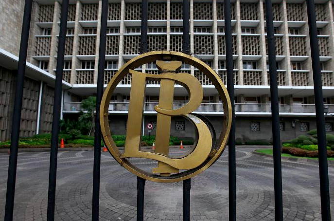 Logo Bank Indonesia terpasang di gedung.