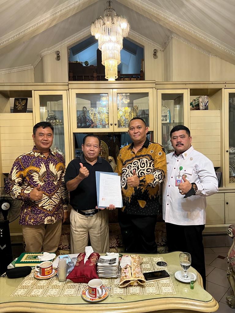 Direksi PHI Group dan  pemilik Objek wisata Waterboom Gajah Mungkur, H Suwanto, seusai menandatangani kesepakatan kerja sama