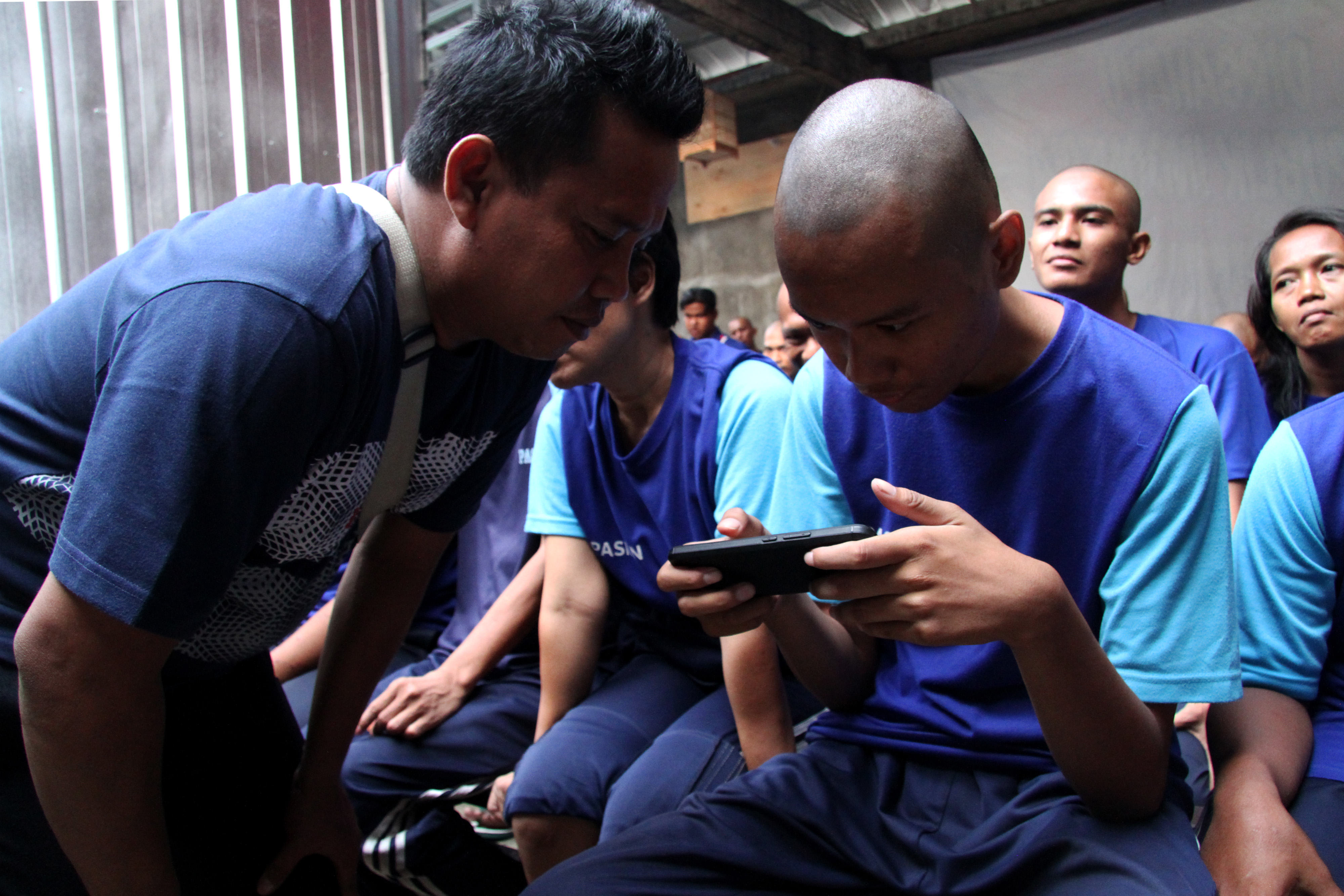 Petugas medis memeriksa kesehatan mental pasien yang menjalani rehabilitasi gangguan jiwa di Yayasan Jamrud di Bekasi, Jawa Barat.