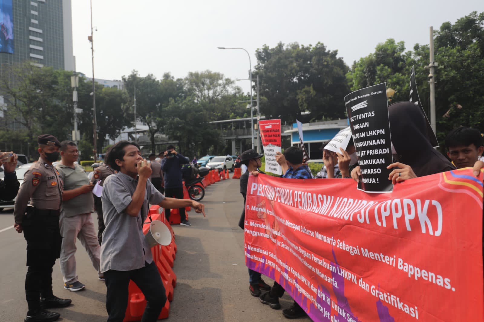 Aksi massa dari Persatuan Pemuda Pembasmi Korupsi (PPPK) di kawasan Patung Kuda, Gambir, Jakarta Pusat, Jumat (14/10/2022).