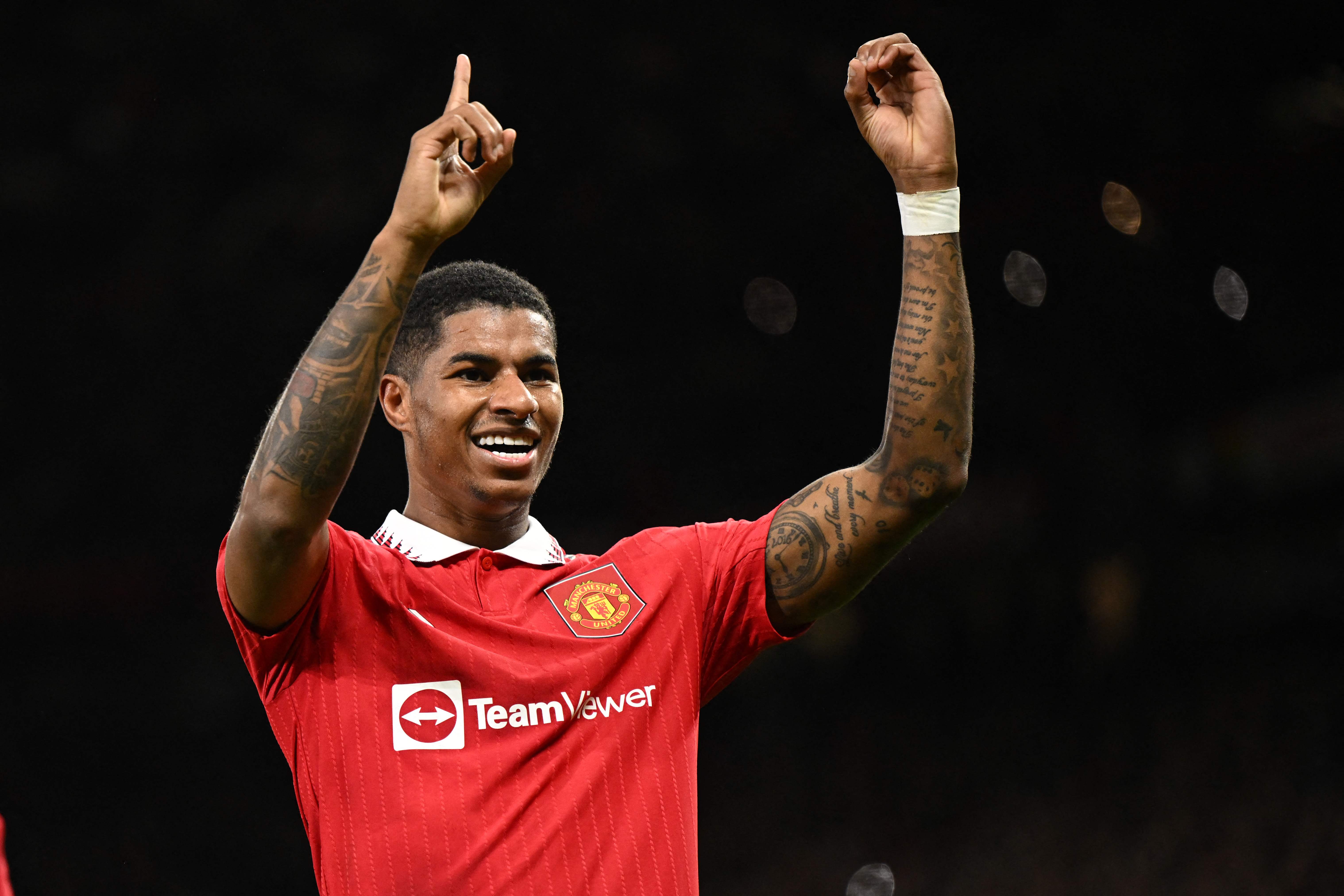 Pemain Setan Merah, Marcus Rashford selebrasi usai melesakkan gol ke gawang West Ham United, Minggu malam (30/10/2022)