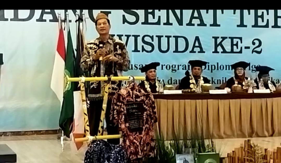  Budayawan Pantura saat orasi ilmiah Wisuda Politeknik Purbaya, Kabupaten Tegal, Jawa Tengah, Kamis (27/10/2022)