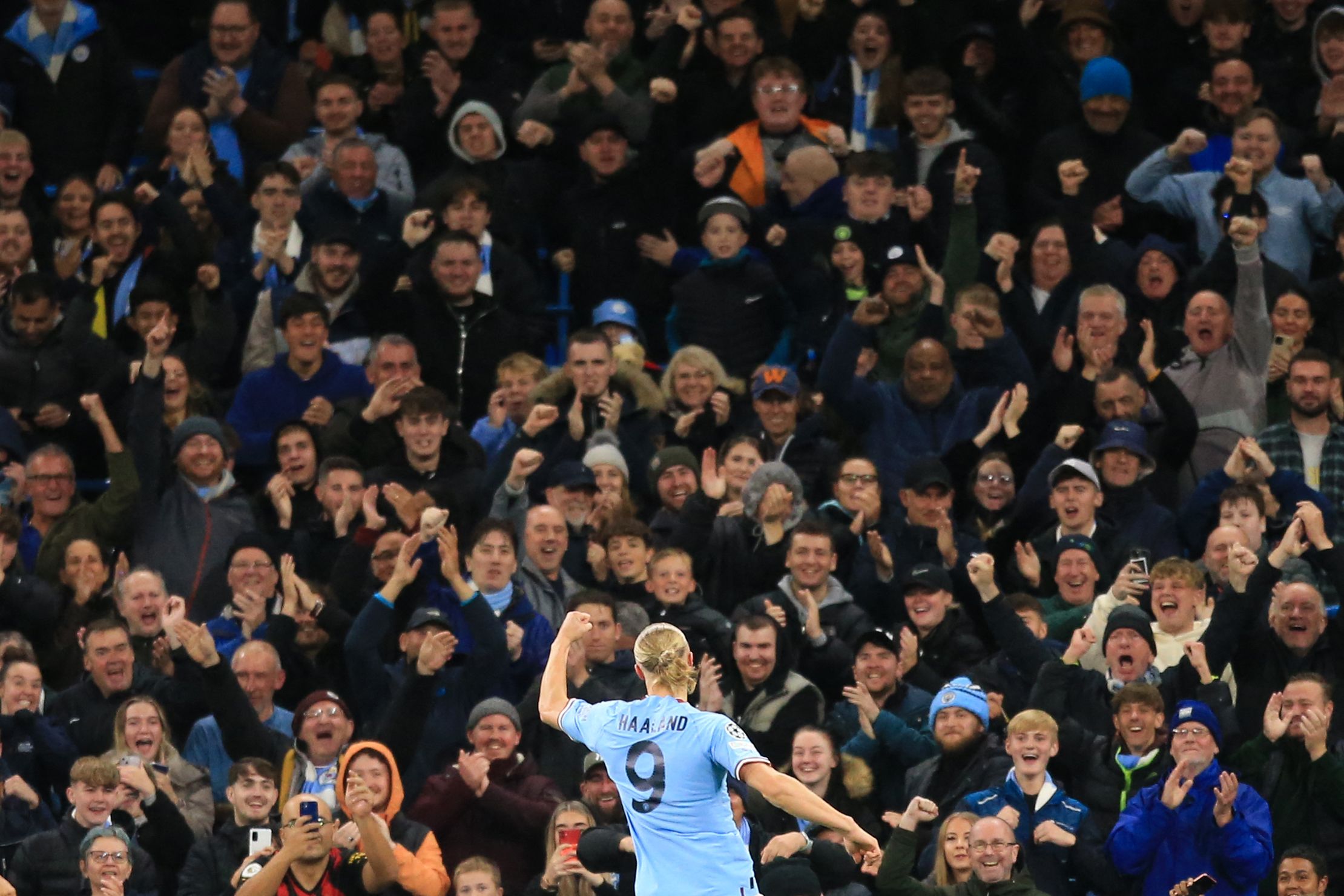 Striker asal Norwegia Erling Haaland telah menjelma menjadi pujaan publik Manchester City lewat performanya yang cemerlang.