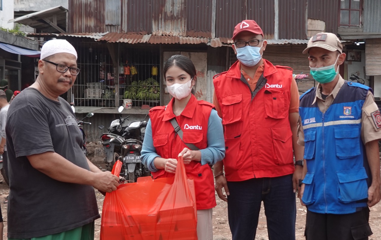 PT Bantu Indonesia Bersama (Bantu) menyalurkan bantuan dalam bentuk 1.000 paket makanan untuk korban banjir di Kelurahan Bangka, Jaksel.
