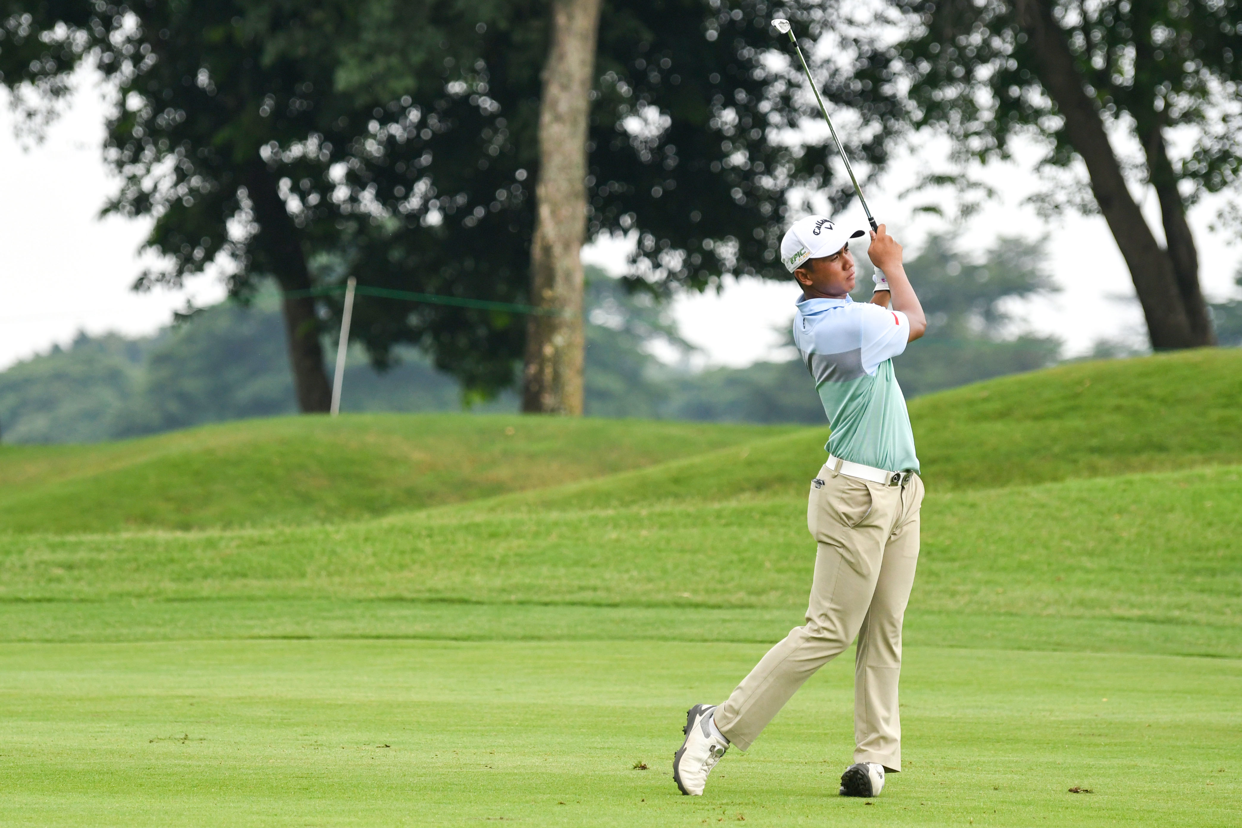 Ilustrasi.  Salah seorang pegolf Indonesia tengah melakukan pukulan.