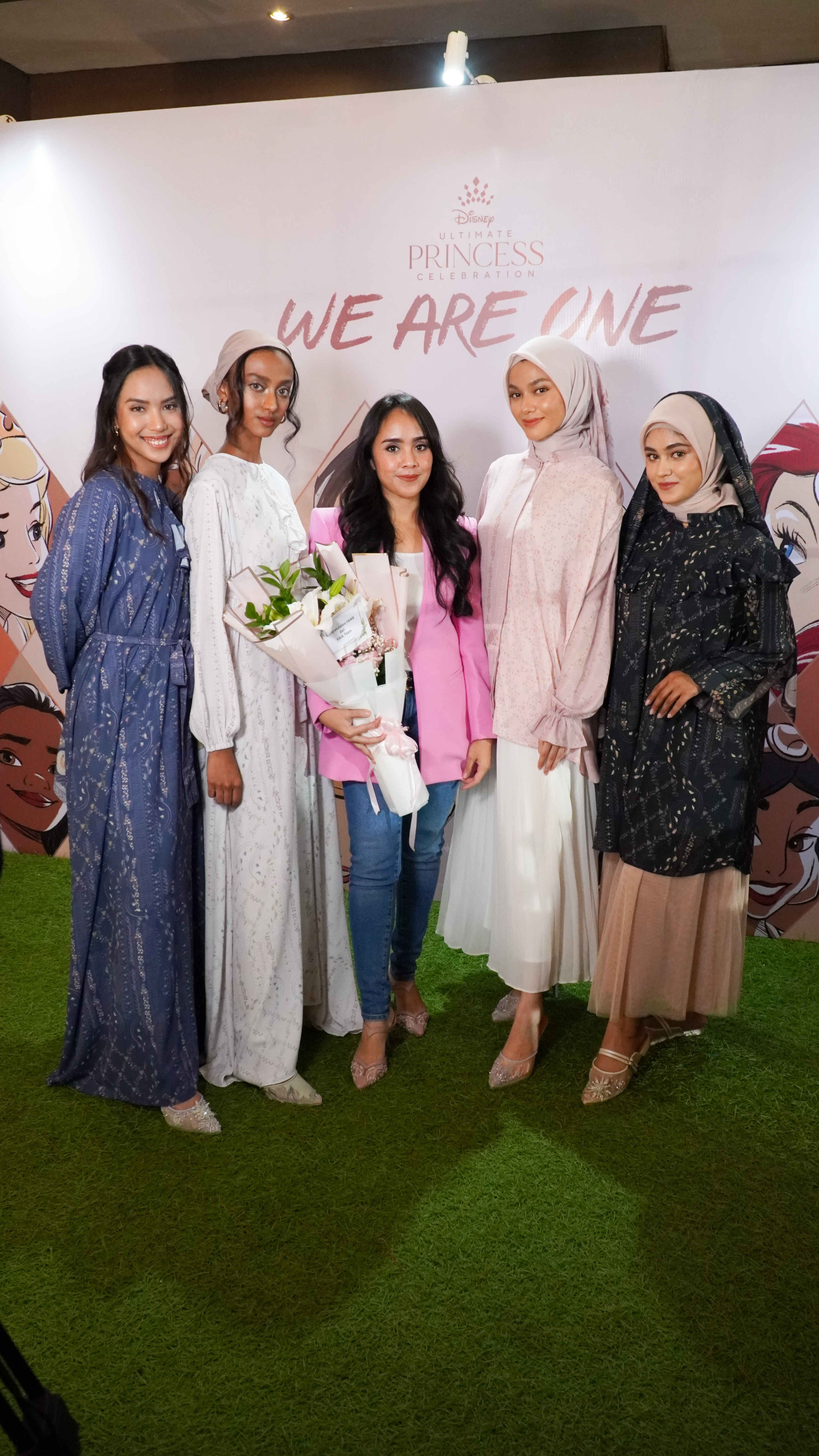 Para Princess VAIA mengenakan produk fesyen terbaru dalam Disney Ultimate Princess Celebration We Are One 2022 