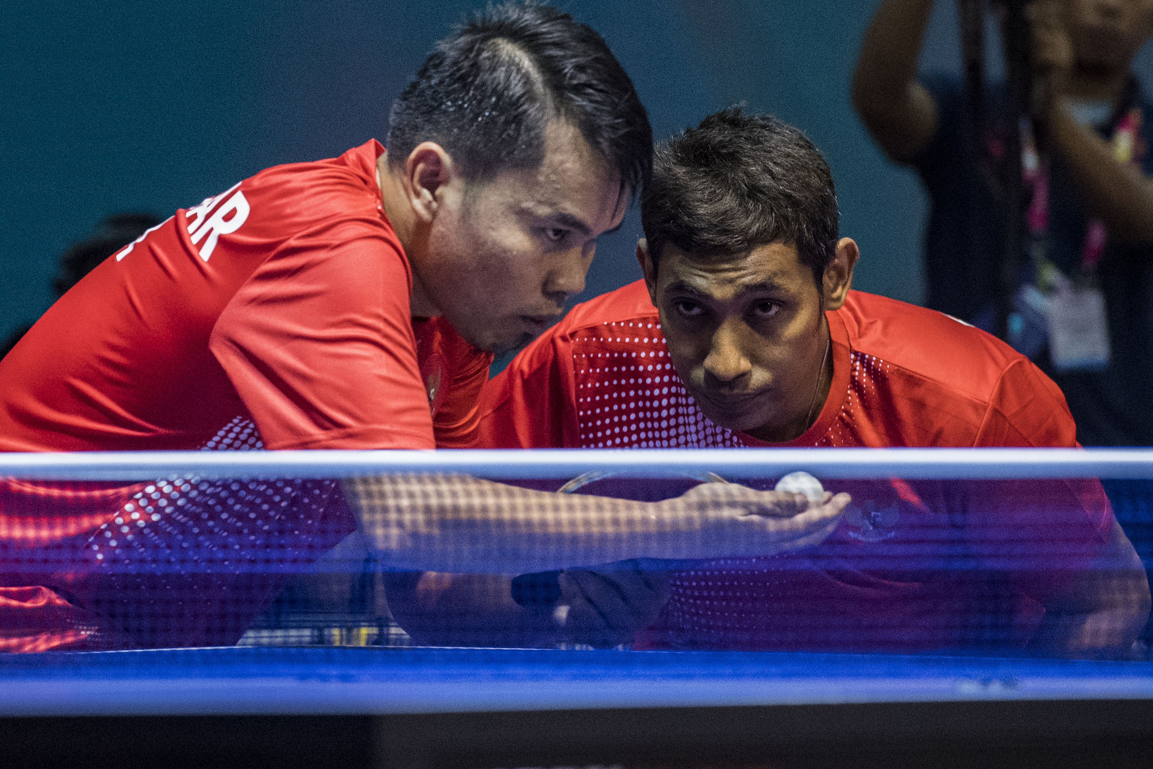 Petenis meja Indonesia Komet Akbar (kiri) disaksikan David Jacobs (kanan) 