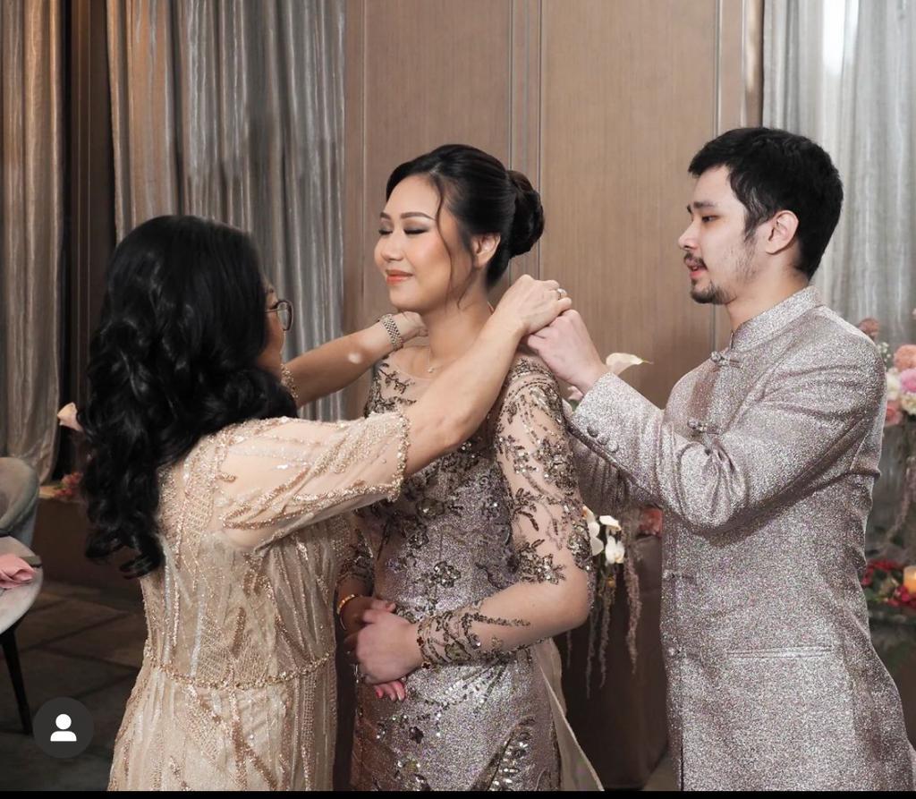 Ibu dari Jess No Limit membantu memakaikan kalung dalam prosesi tingjing