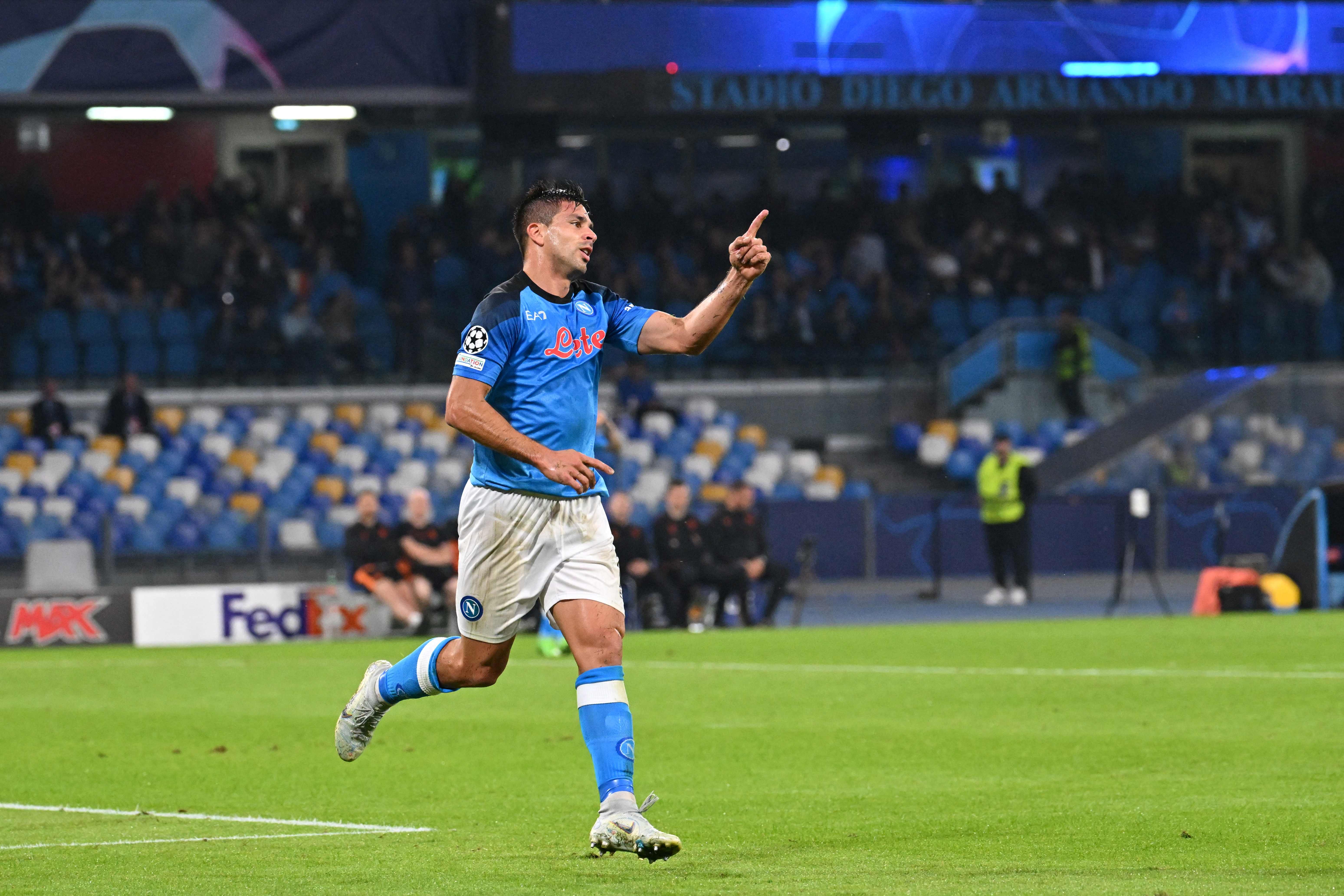 Penyerang Napoli Giovanni Simeone melakukan selebrasi usai mencetak gol ke gawang Napoli di laga Liga Champions.