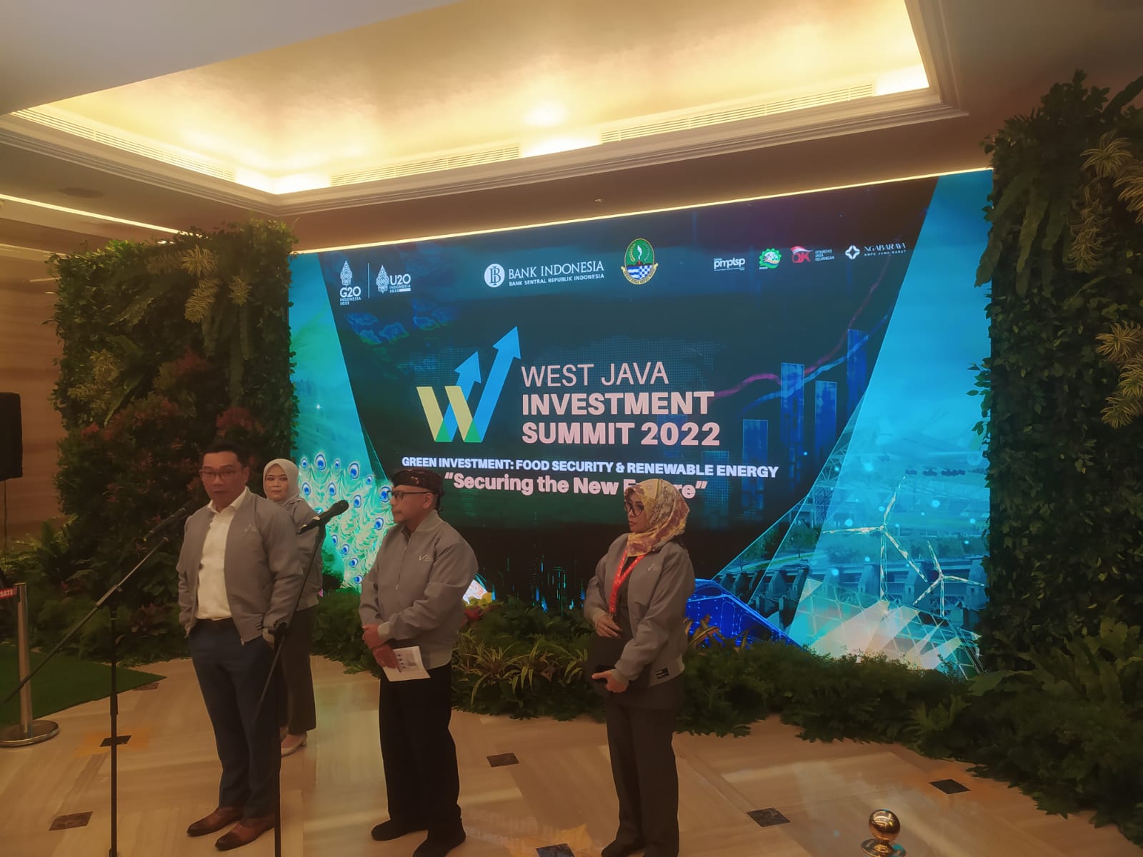 Gubernur Jawa Barat Ridwan Kamil dan  Kepala Perwakilan Bank Indonesia Jawa Barat, Herawanto, saat menghadiri West Java Investment Summit 