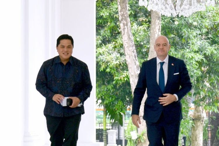 Menteri BUMN Erick Thohir (kiri) dan Presiden FIFA, Gianni Ifantino