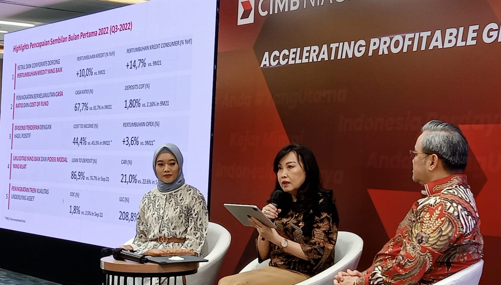 Presdir CIMB Niaga Lani Darmawan (tengah) memberikan paparan kinerja