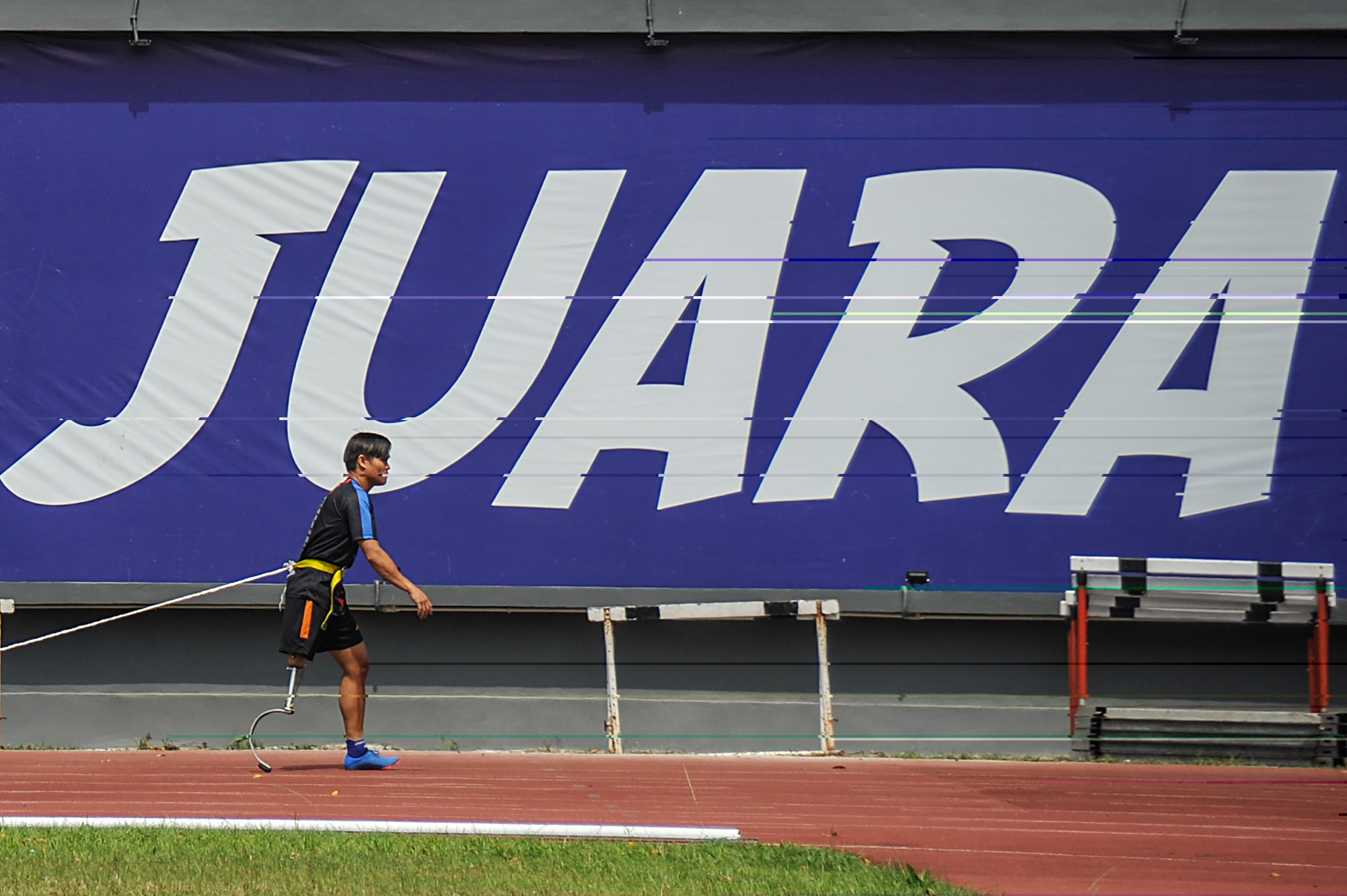 Seorang atlet atletik tengah berlatih di Lapangan Olahraga Padjadjaran Kota Bandung