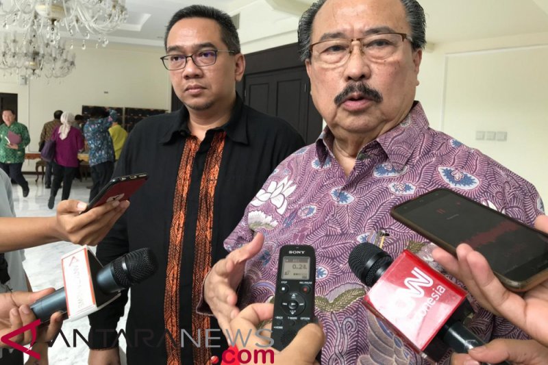 Ketua Umum Gabungan  Perusahaan Farmasi Indonesia (GPFI) Tirto Kusnadi saat diwawancarai wartawan. 