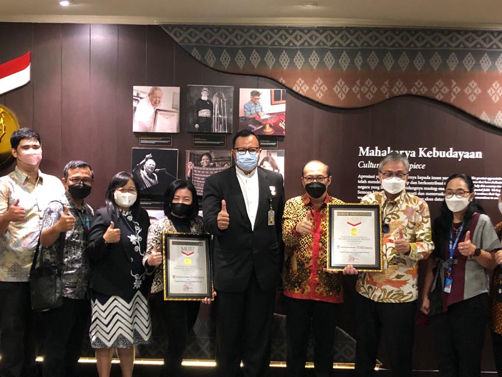 Penyerahan penghargaaan MURI untuk BPK Penabur dan SCUA.