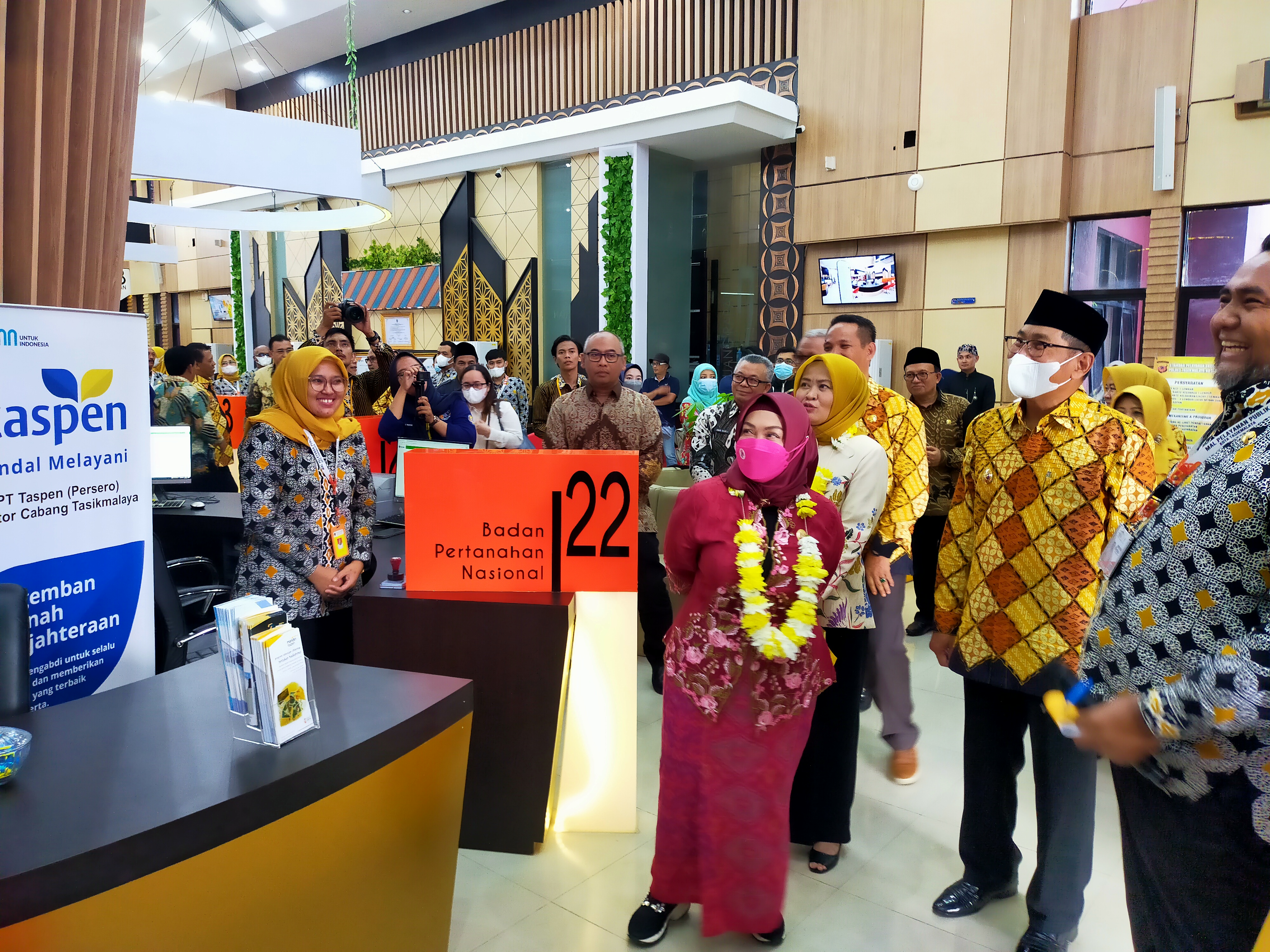 Deputi Pelayanan Publik Kemenpan-RB RI Prof Dr Diah Natalisadidampingi Wali Kota Tasikmalaya, Muhammad Yusuf dan Bupati Kuningan, AcepPurnam