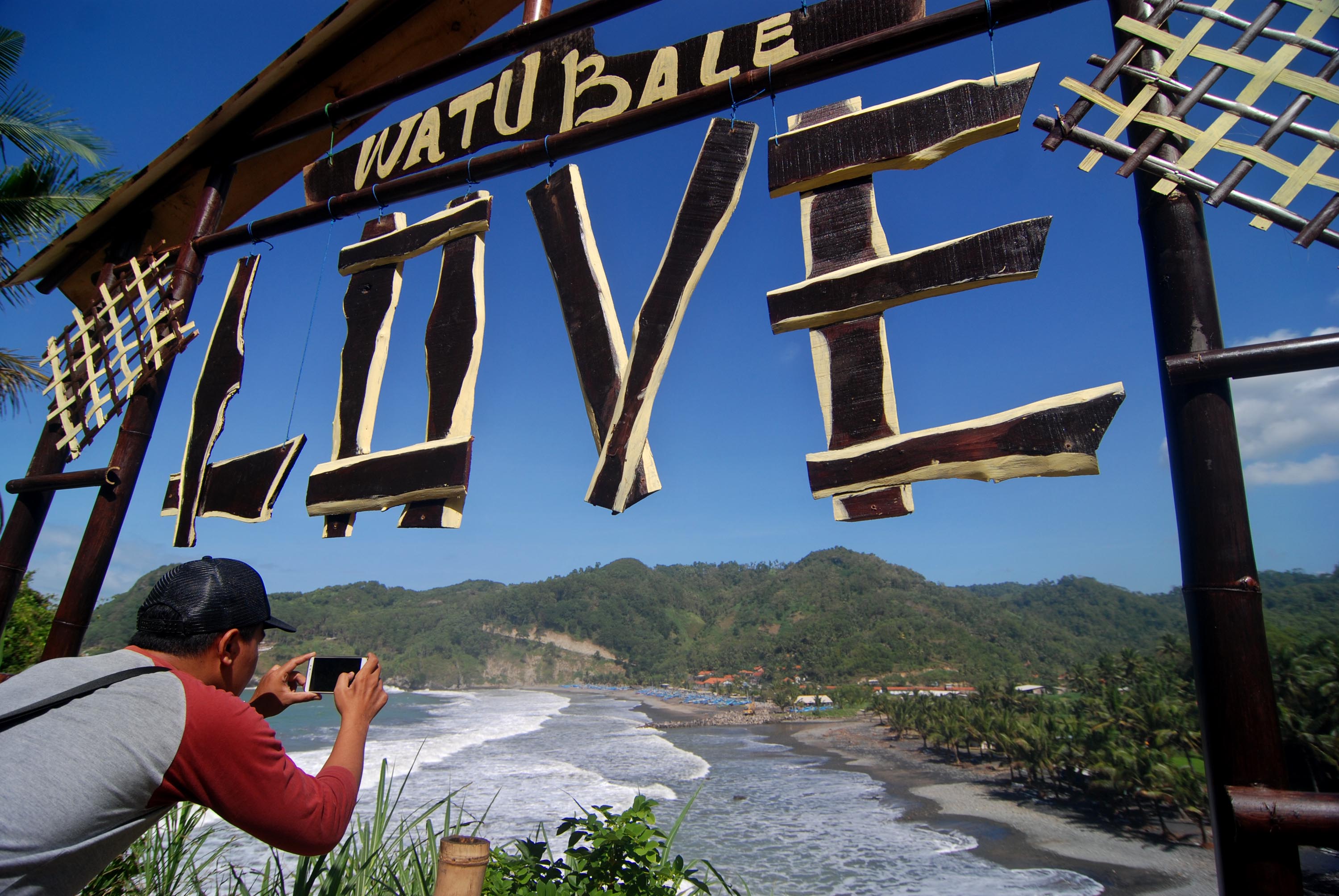 Kawasan wisata Pantai Watu Bale, Kebumen, Jawa Tengah.