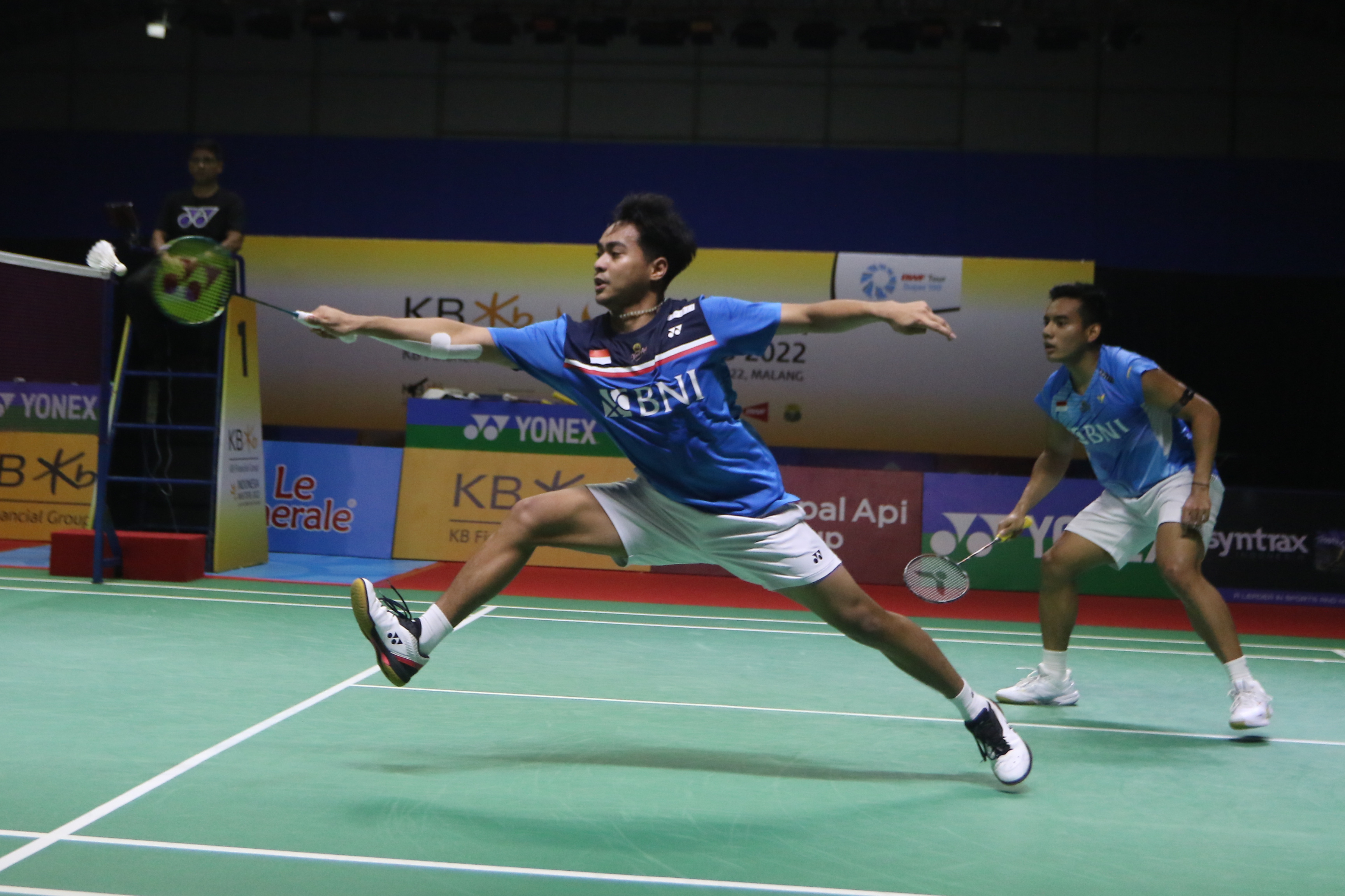 Aksi ganda putra Indonesia Rahmat Hidayat (kiri) dan Pramudya Kusumawardana (kanan) pada final Indonesia Masters 2022, Minggu (23/10).