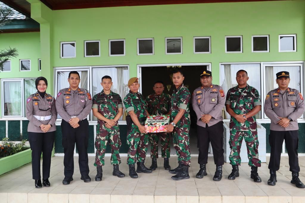 Polres Berau memberikan kejutan berupa kue ulang tahun di HUT TNI ke-77